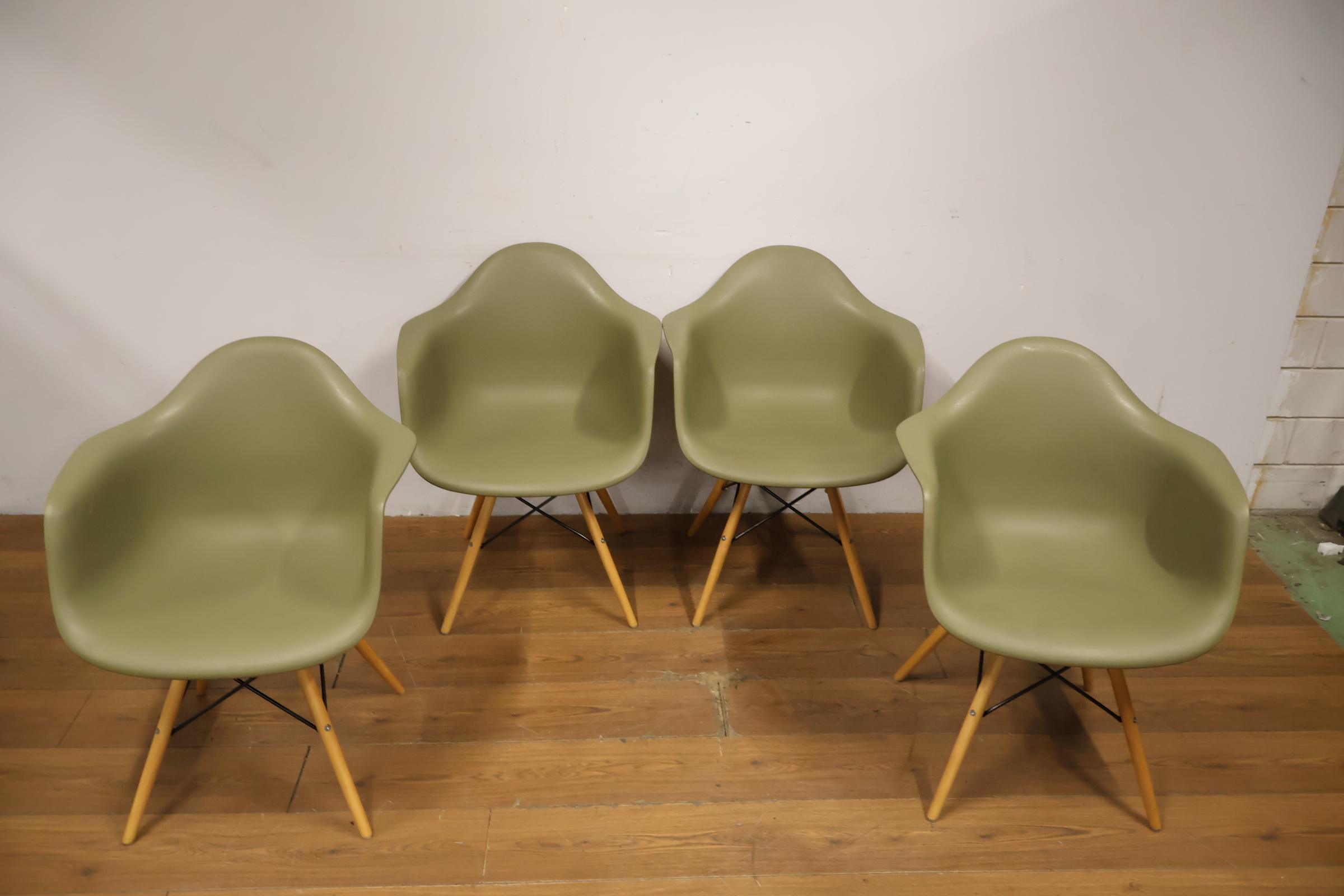 Set van 4 keurige kuipstoelen - Vitra Eames-Stijl – foto 12 – kavel bij GSD Auctions, Zoeterwoude