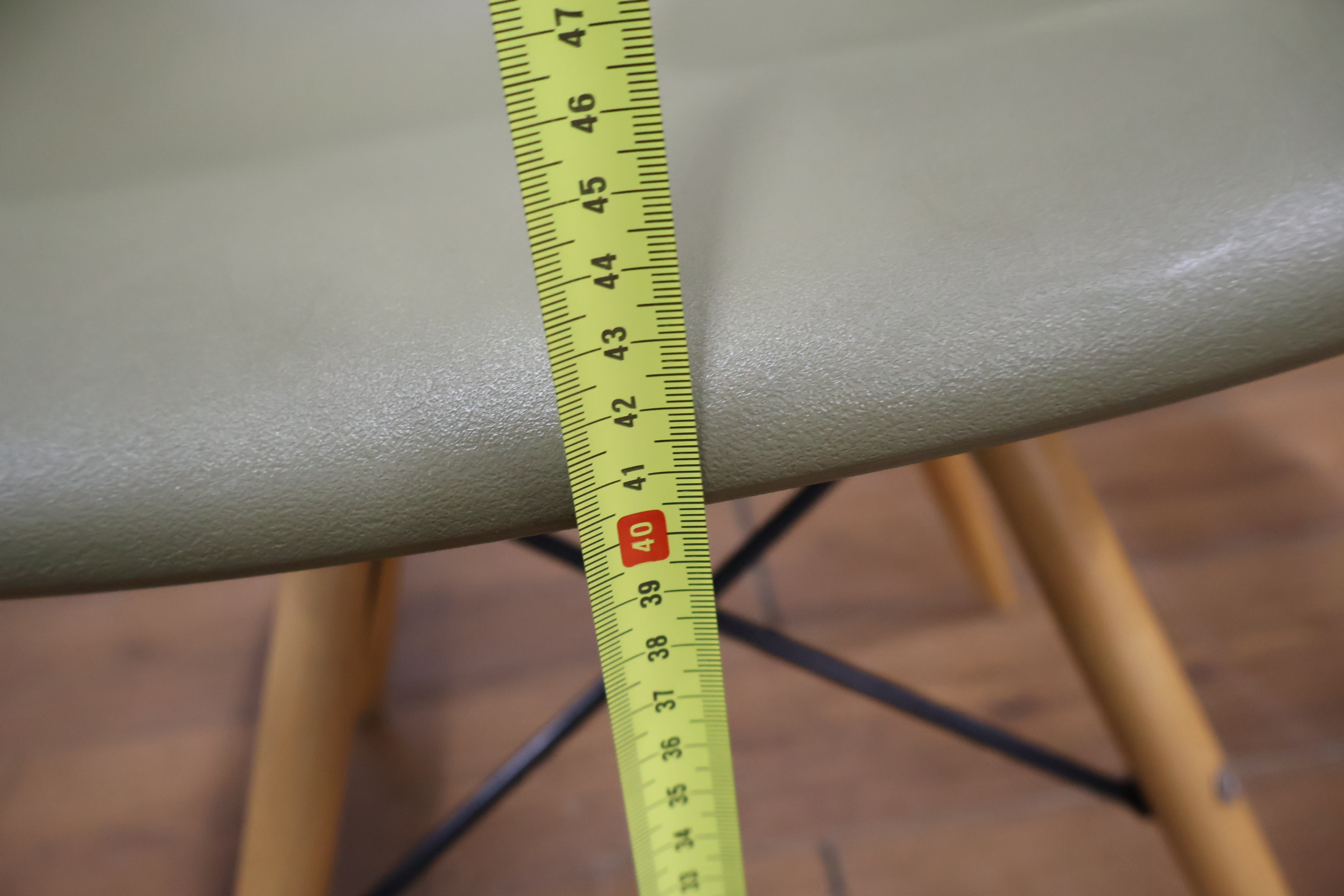 Set van 4 keurige kuipstoelen - Vitra Eames-Stijl – foto 15 – kavel bij GSD Auctions, Zoeterwoude