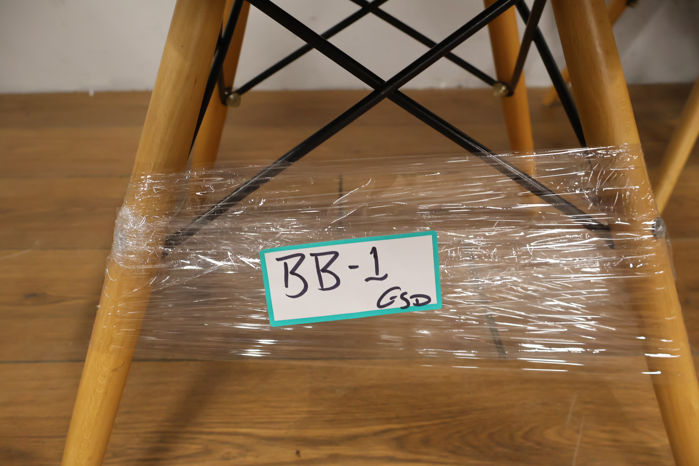 Set van 4 keurige kuipstoelen - Vitra Eames-Stijl – foto 18 – kavel bij GSD Auctions, Zoeterwoude