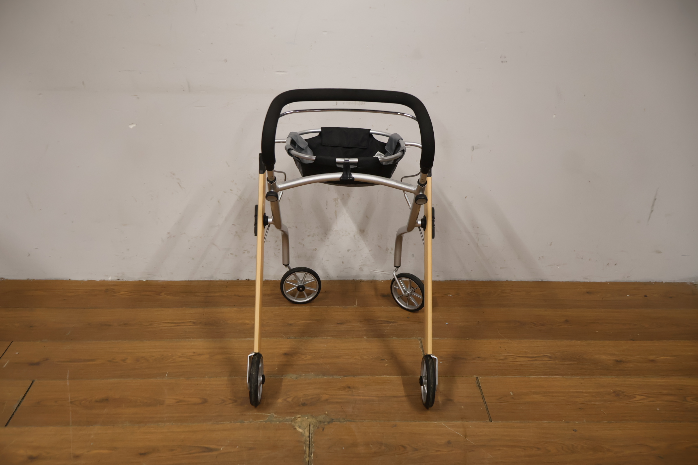 Trust Care Indoor Rollator – foto 7 – kavel bij GSD Auctions, Zoeterwoude