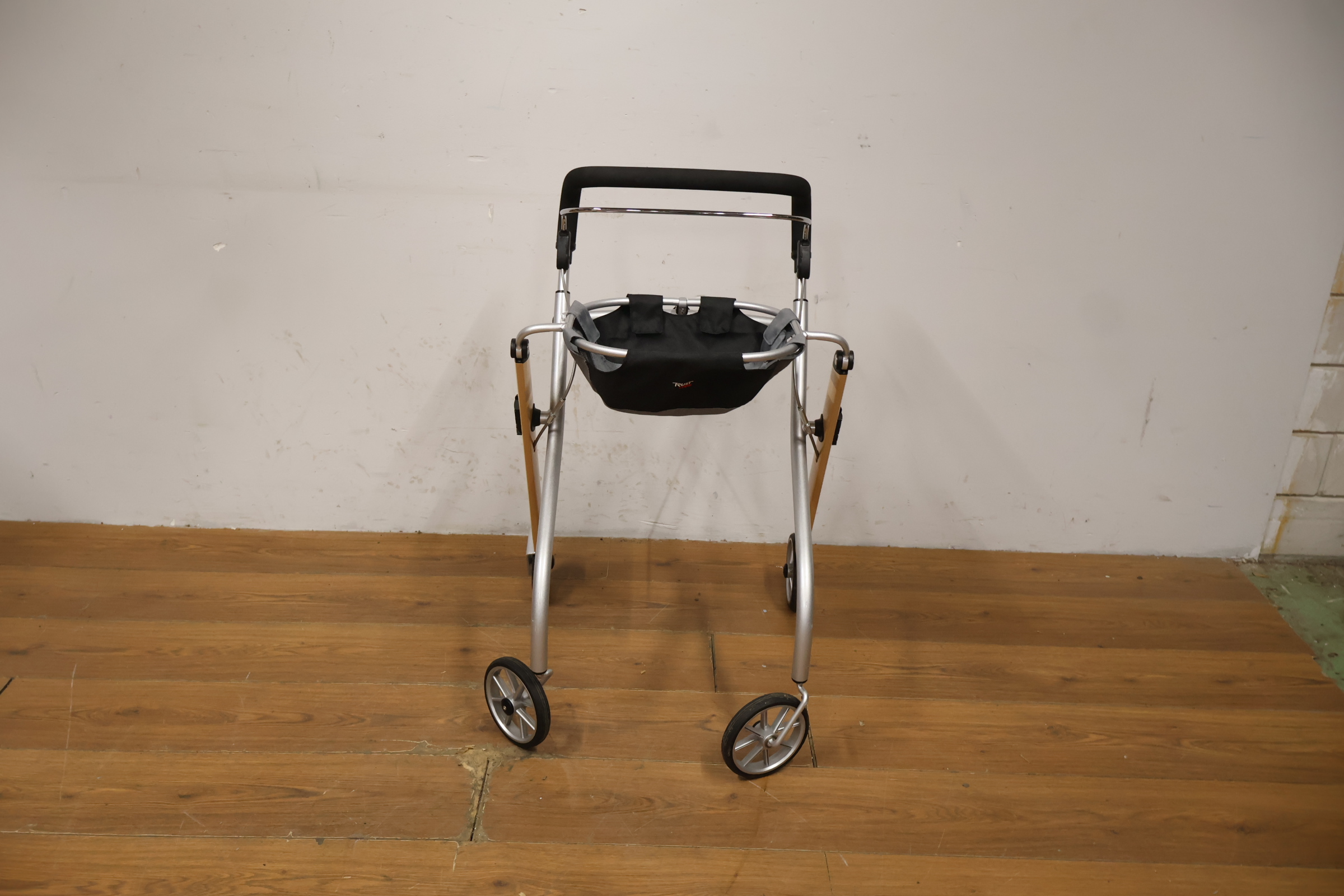 Trust Care Indoor Rollator – foto 12 – kavel bij GSD Auctions, Zoeterwoude