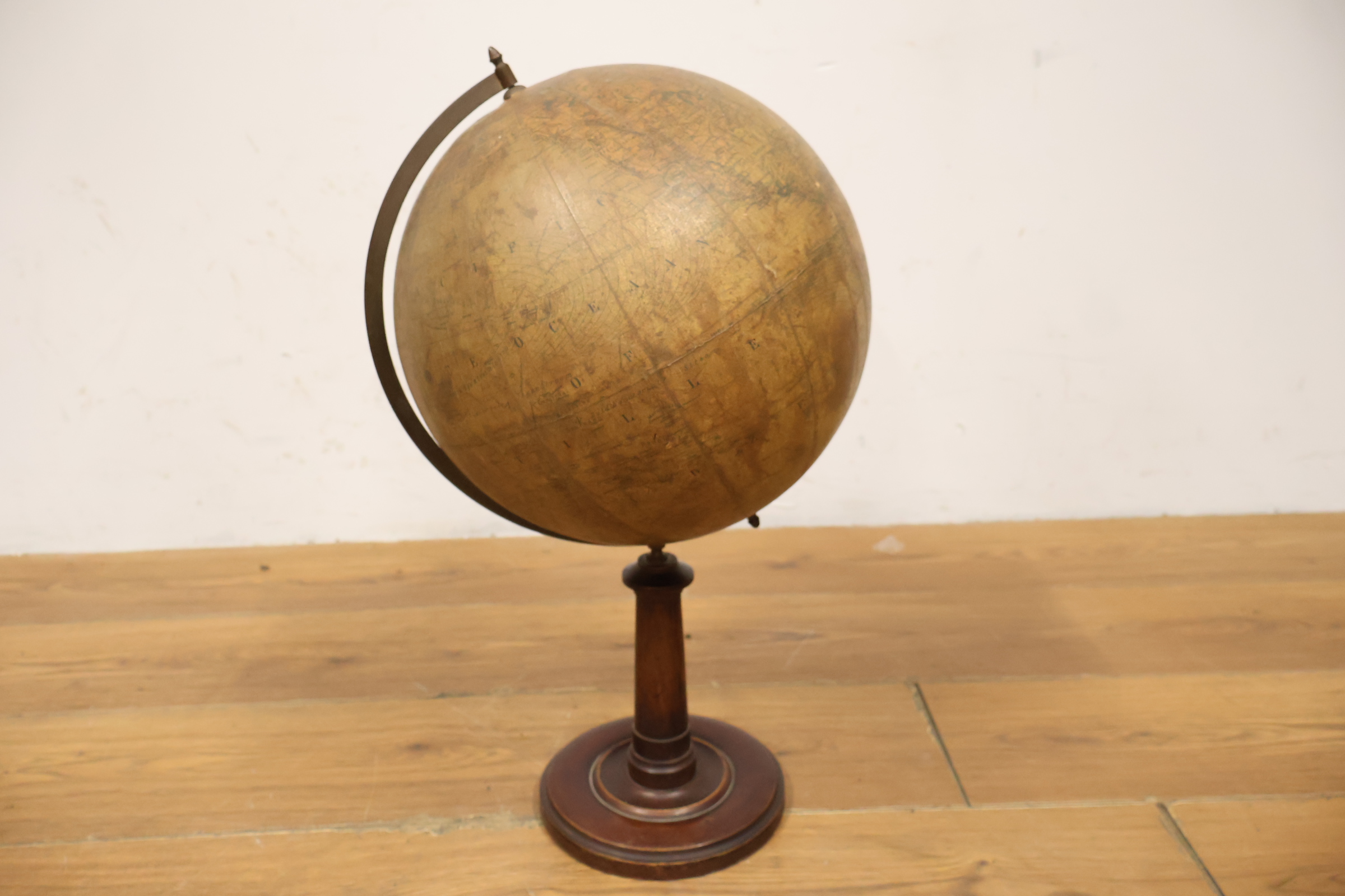 Vintage wereldbol op houten standaard – foto 3 – kavel bij GSD Auctions, Zoeterwoude