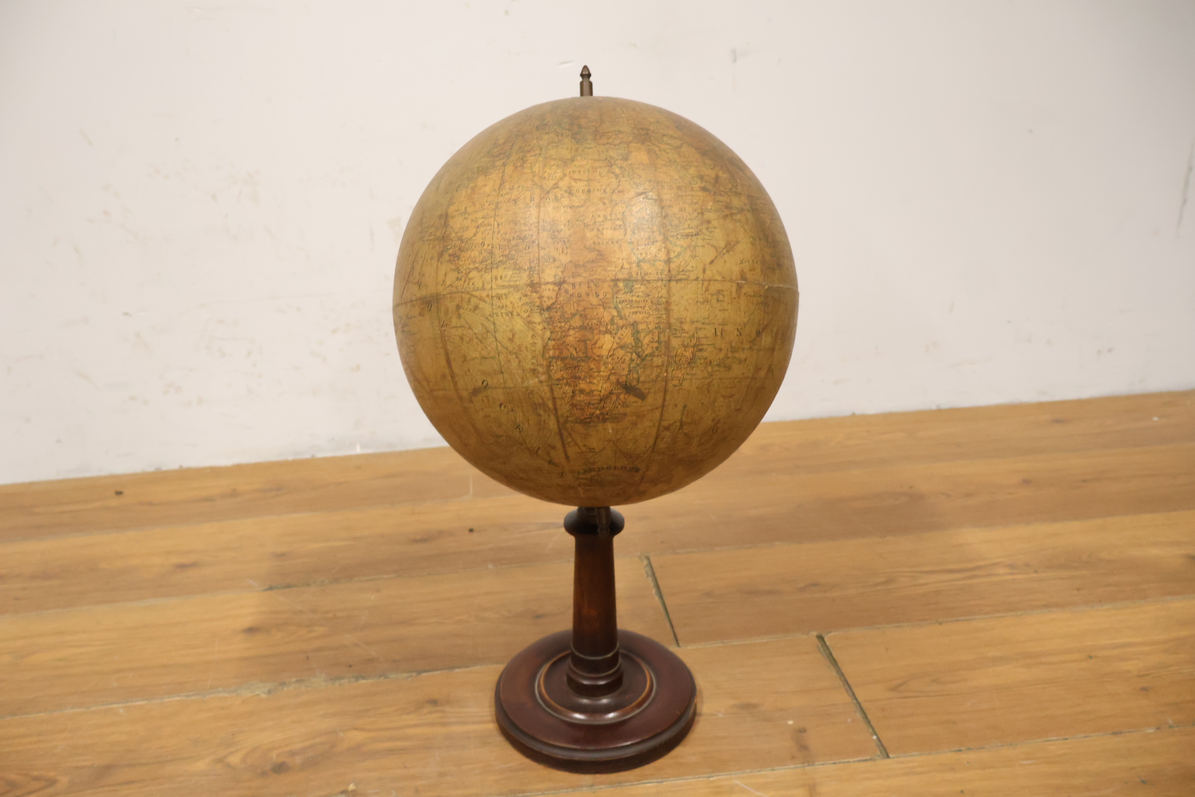 Vintage wereldbol op houten standaard – foto 4 – kavel bij GSD Auctions, Zoeterwoude