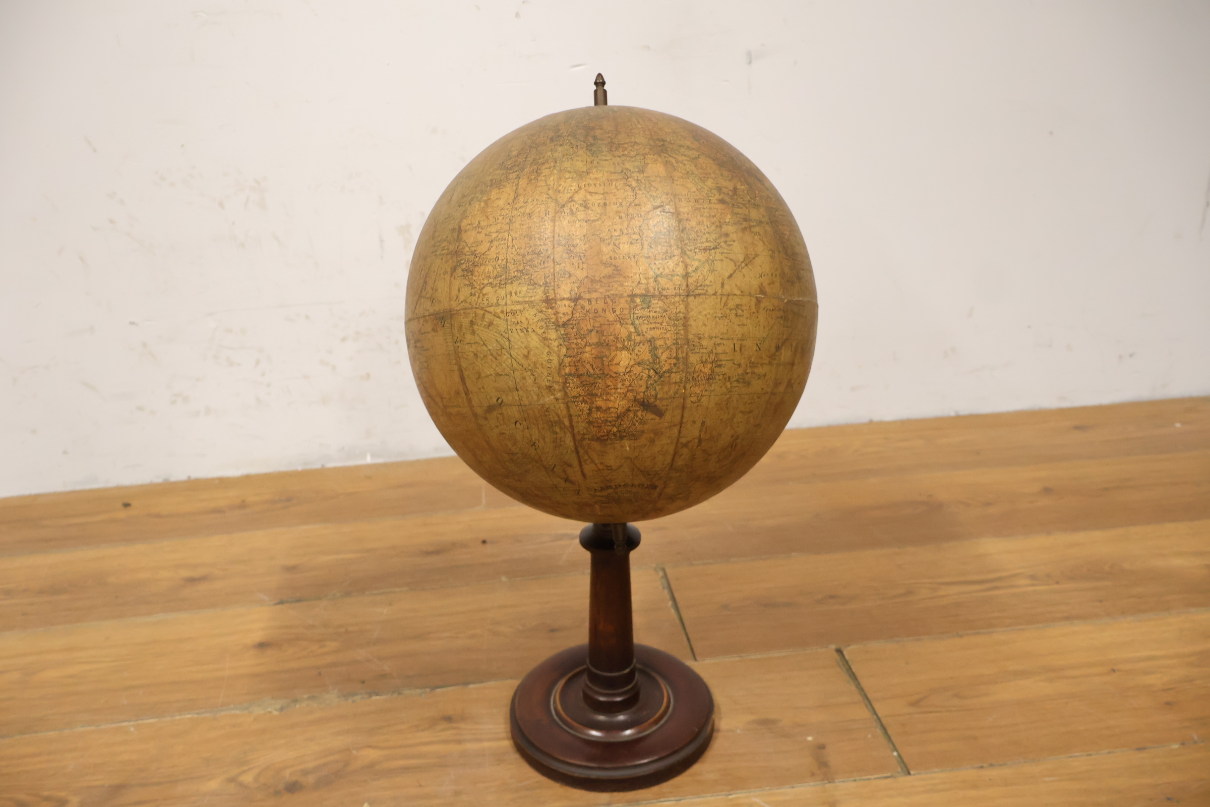 Vintage wereldbol op houten standaard – foto 5 – kavel bij GSD Auctions, Zoeterwoude