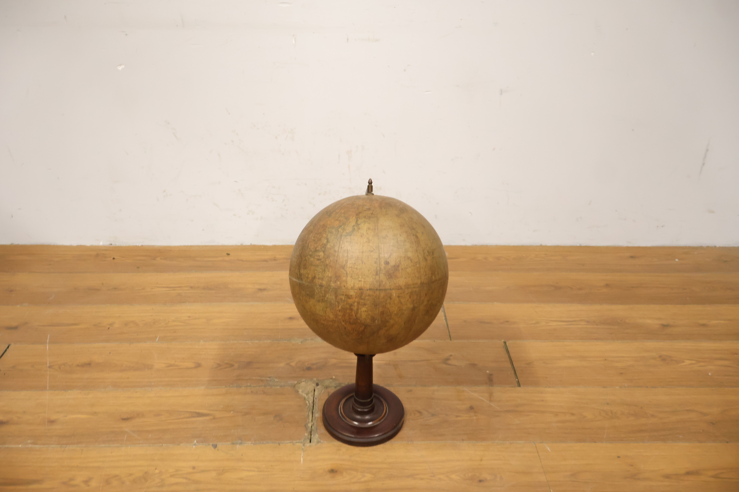Vintage wereldbol op houten standaard – foto 10 – kavel bij GSD Auctions, Zoeterwoude
