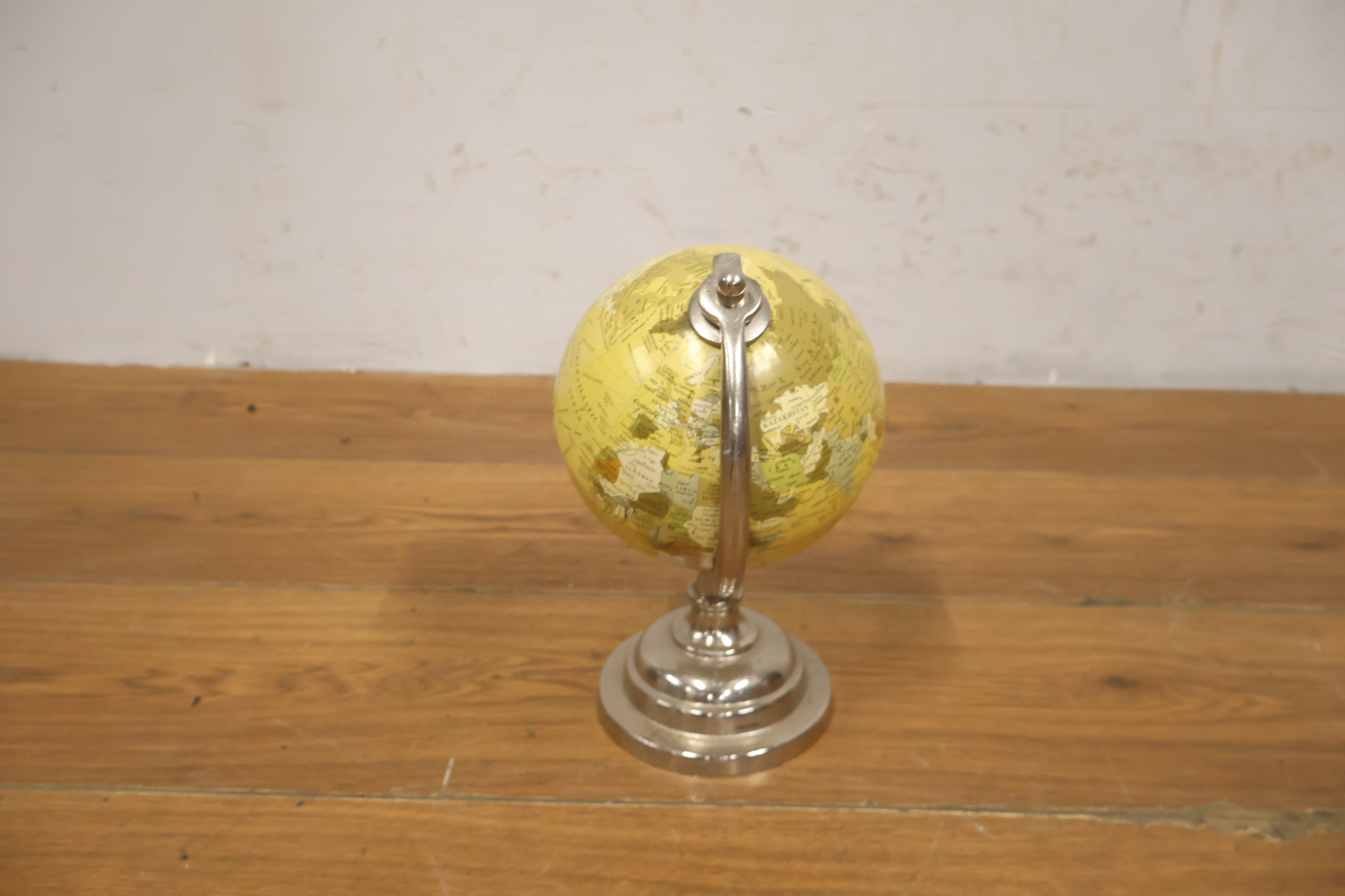 Globe op metalen standaard - Wereldbol – foto 3 – kavel bij GSD Auctions, Zoeterwoude