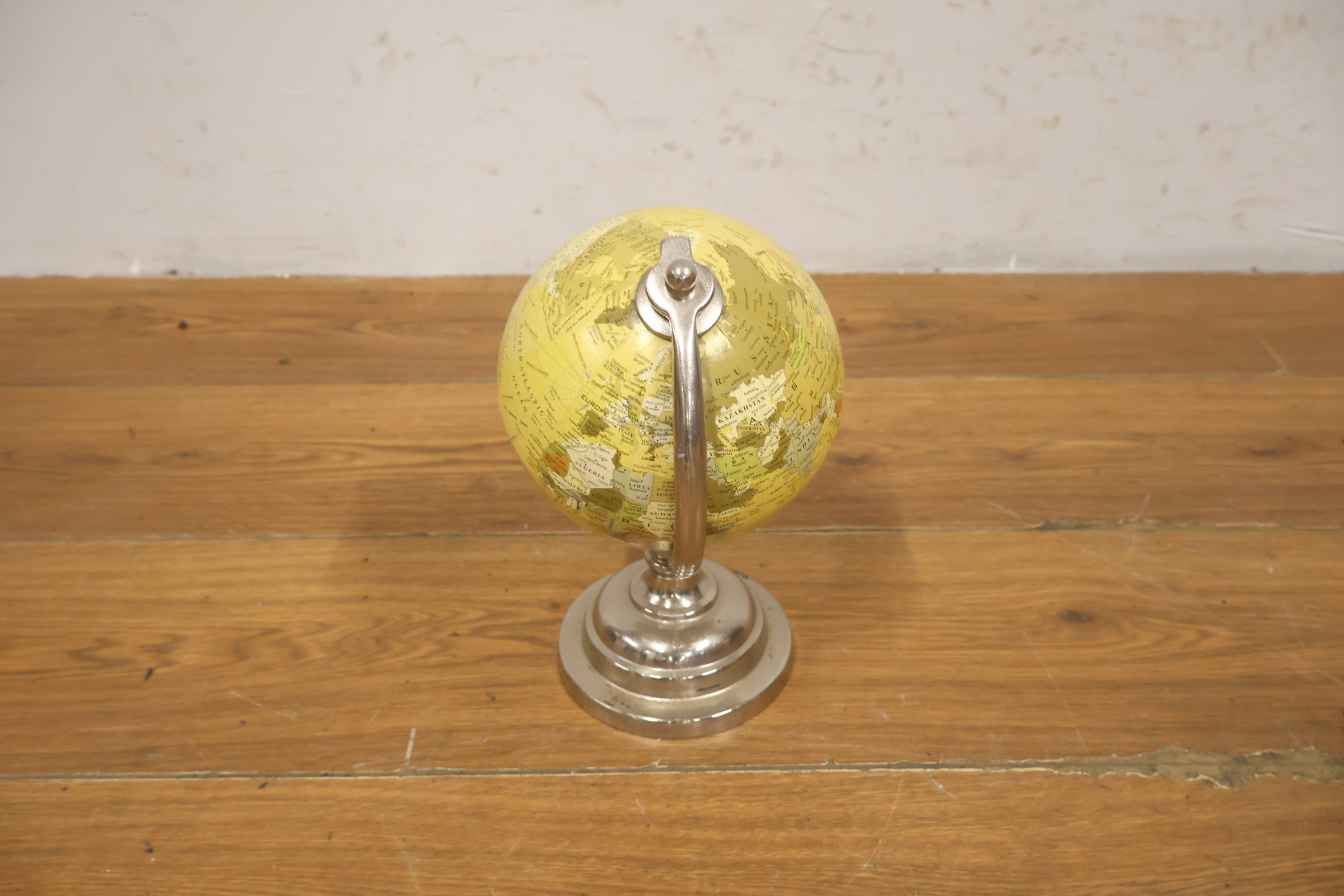 Globe op metalen standaard - Wereldbol – foto 4 – kavel bij GSD Auctions, Zoeterwoude