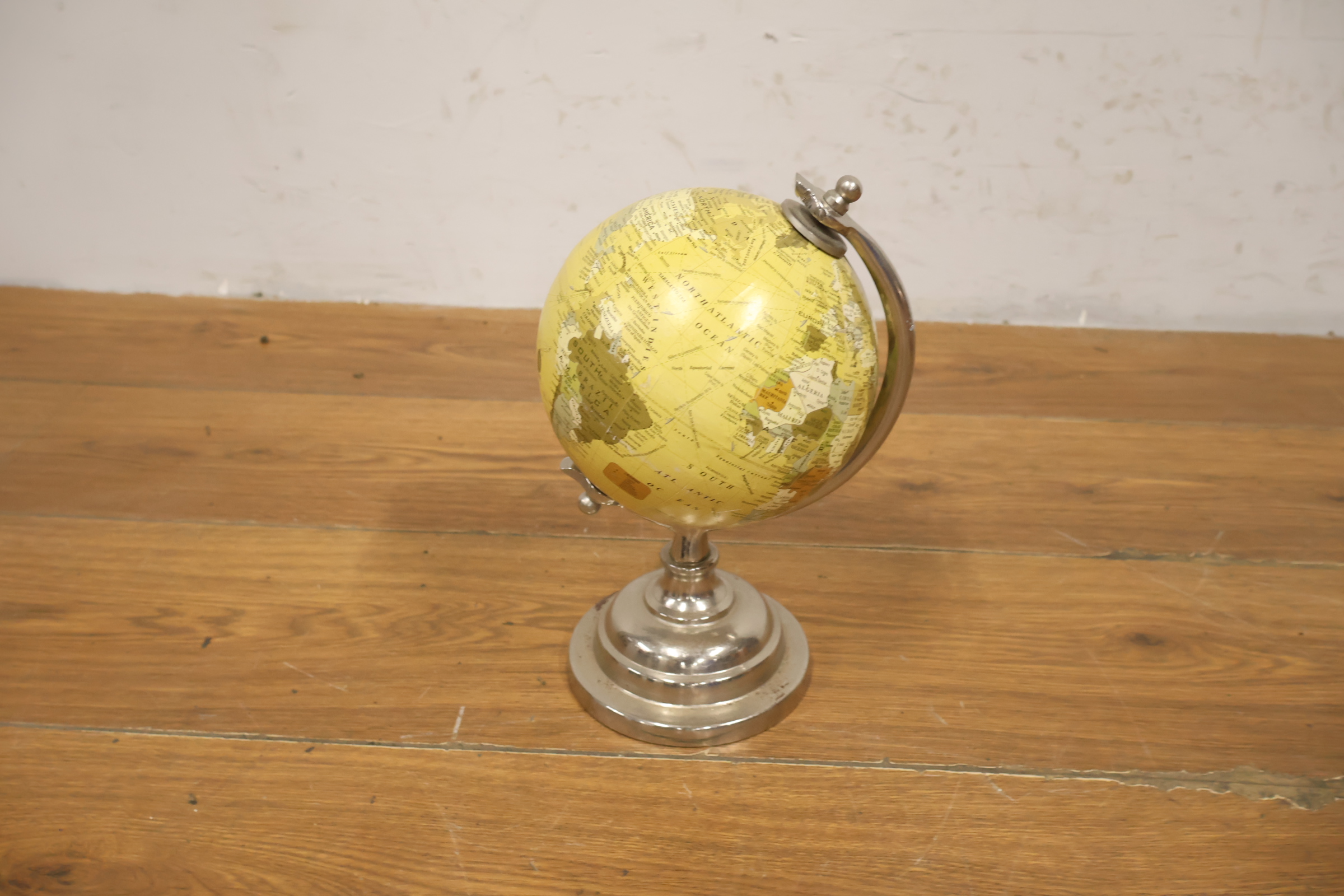 Globe op metalen standaard - Wereldbol – foto 5 – kavel bij GSD Auctions, Zoeterwoude