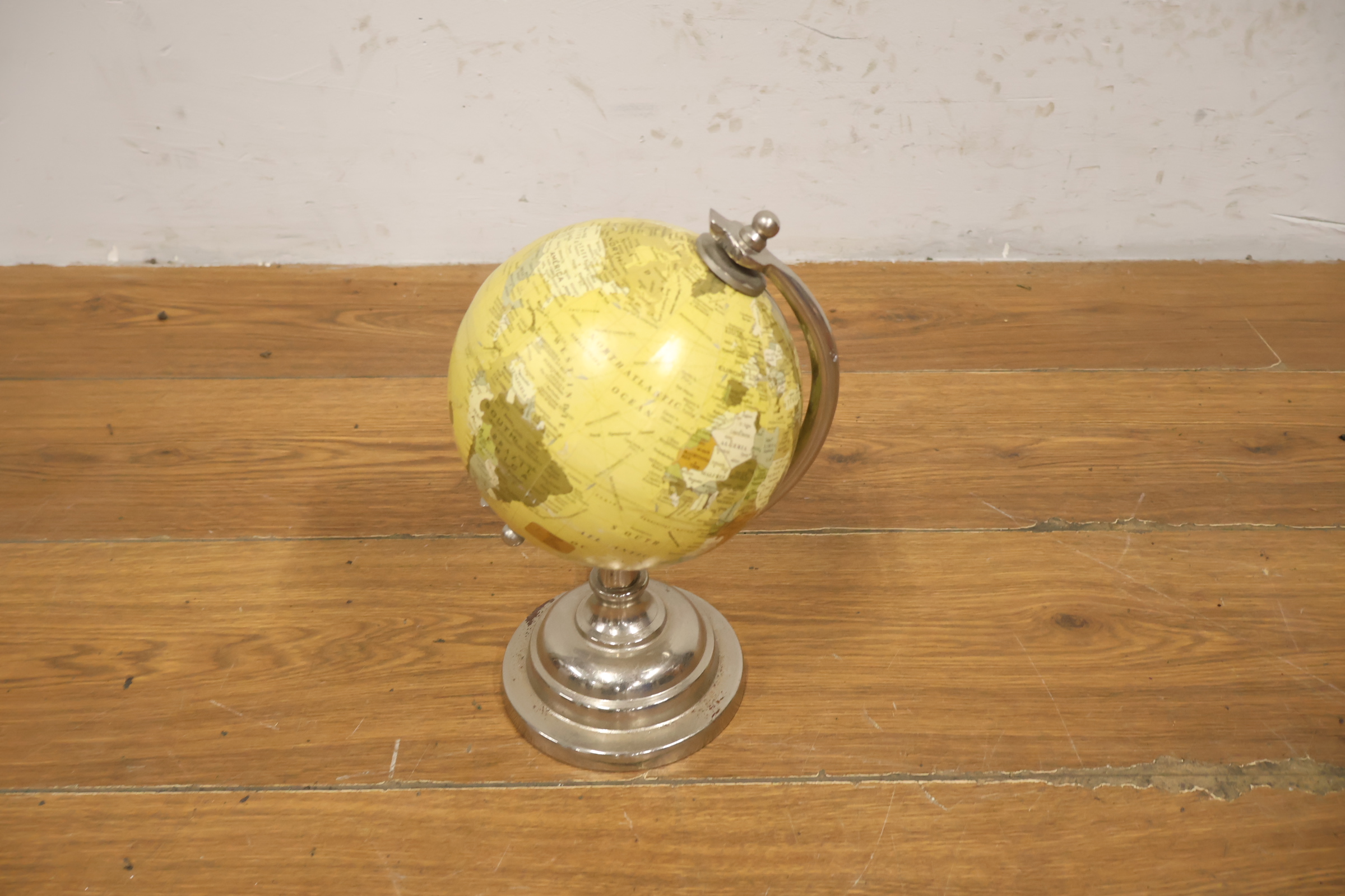 Globe op metalen standaard - Wereldbol – foto 6 – kavel bij GSD Auctions, Zoeterwoude