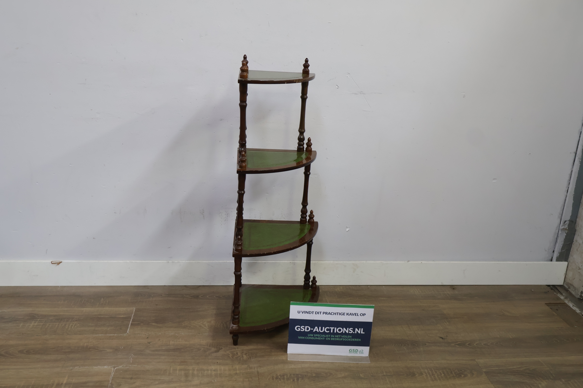 Antieke hoekkast met lederen Inleg – foto 2 – kavel bij GSD Auctions, Zoeterwoude