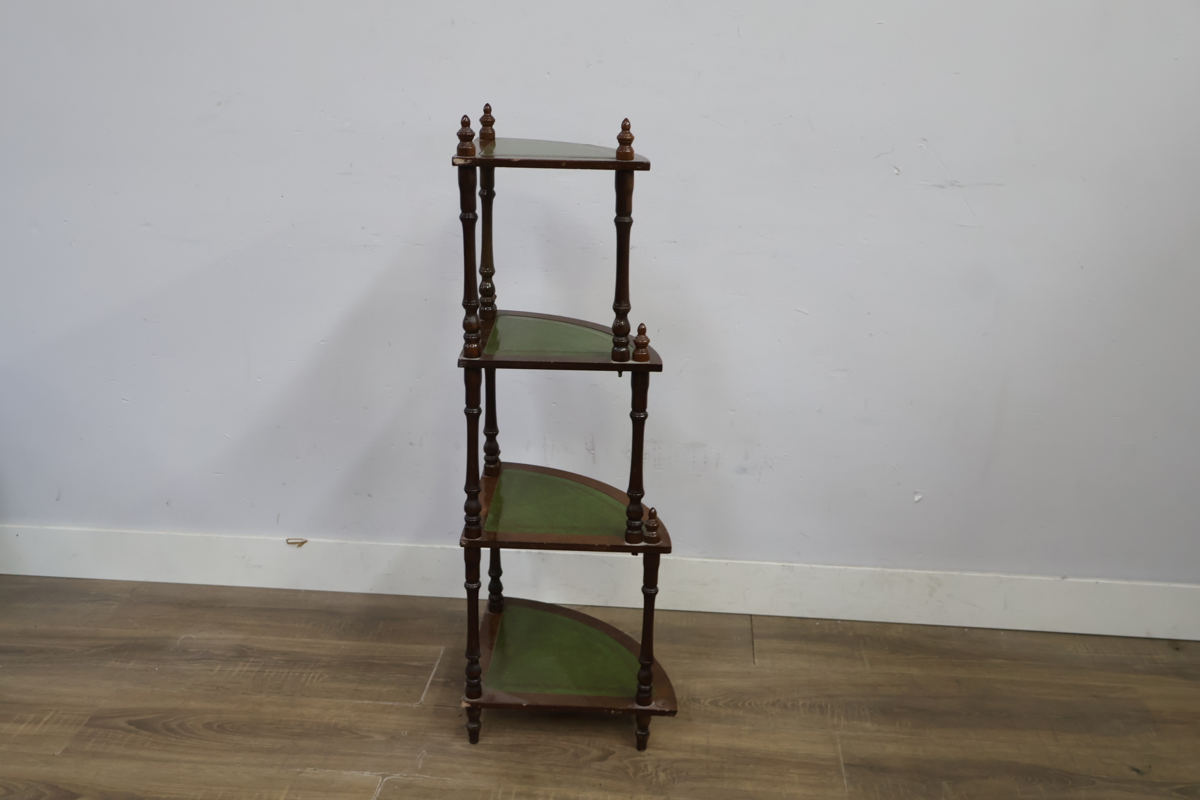 Antieke hoekkast met lederen Inleg – foto 3 – kavel bij GSD Auctions, Zoeterwoude