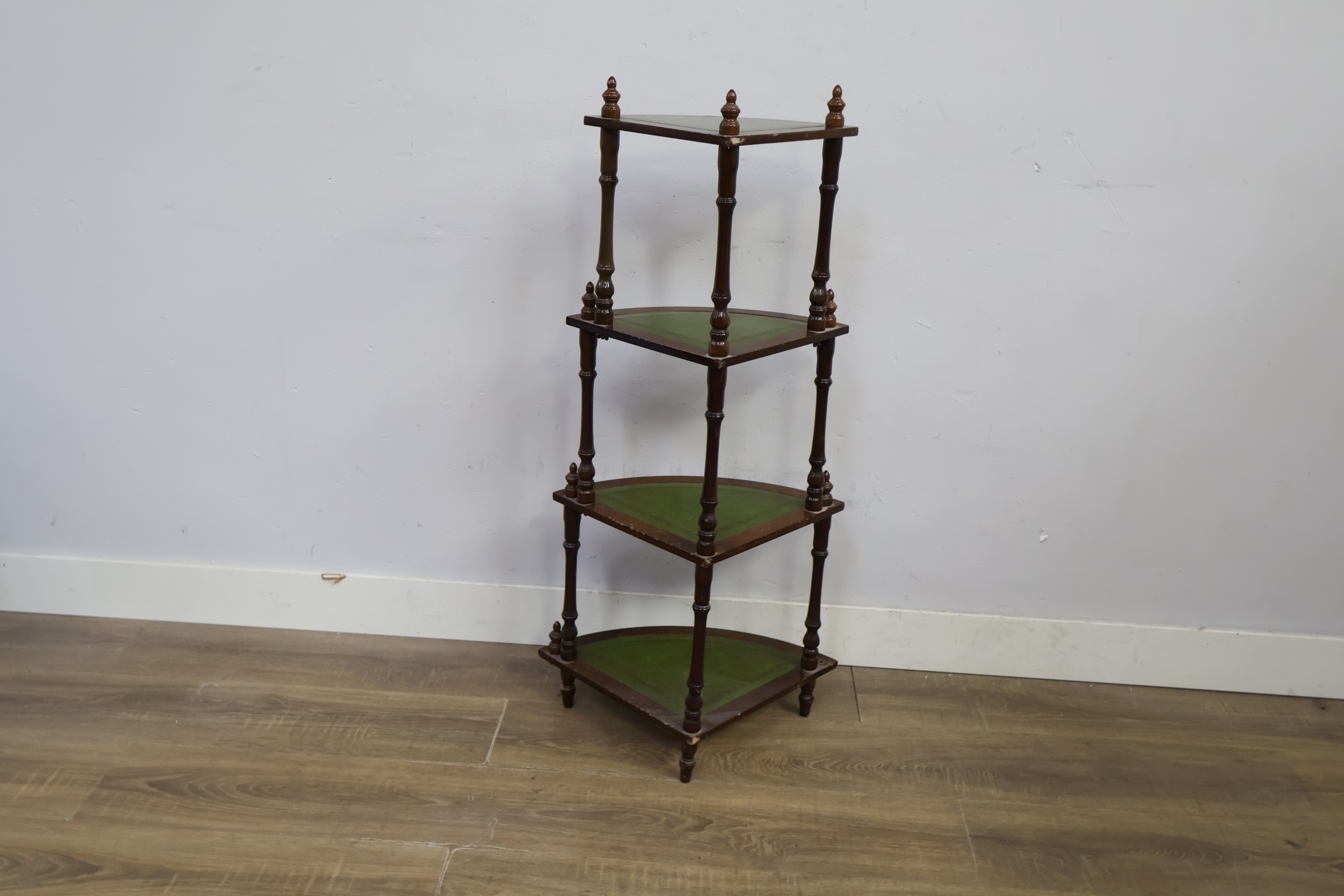 Antieke hoekkast met lederen Inleg – foto 4 – kavel bij GSD Auctions, Zoeterwoude