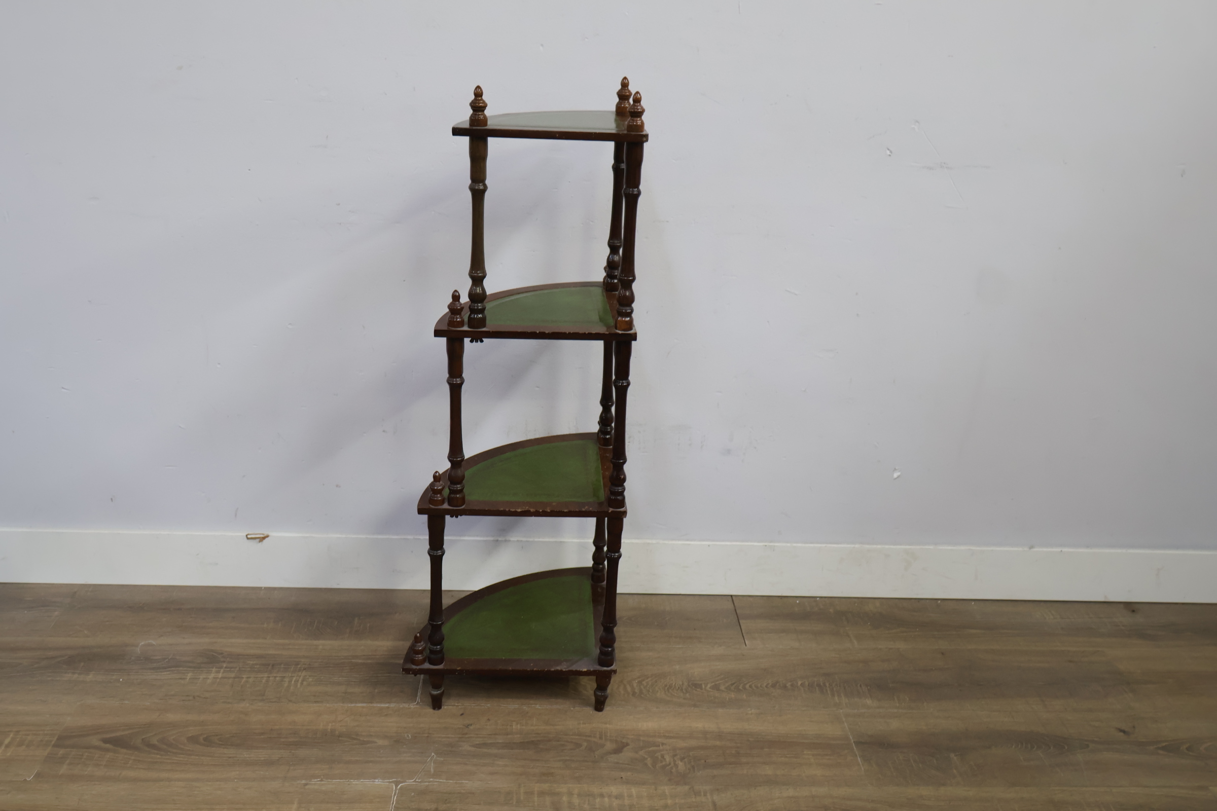 Antieke hoekkast met lederen Inleg – foto 5 – kavel bij GSD Auctions, Zoeterwoude