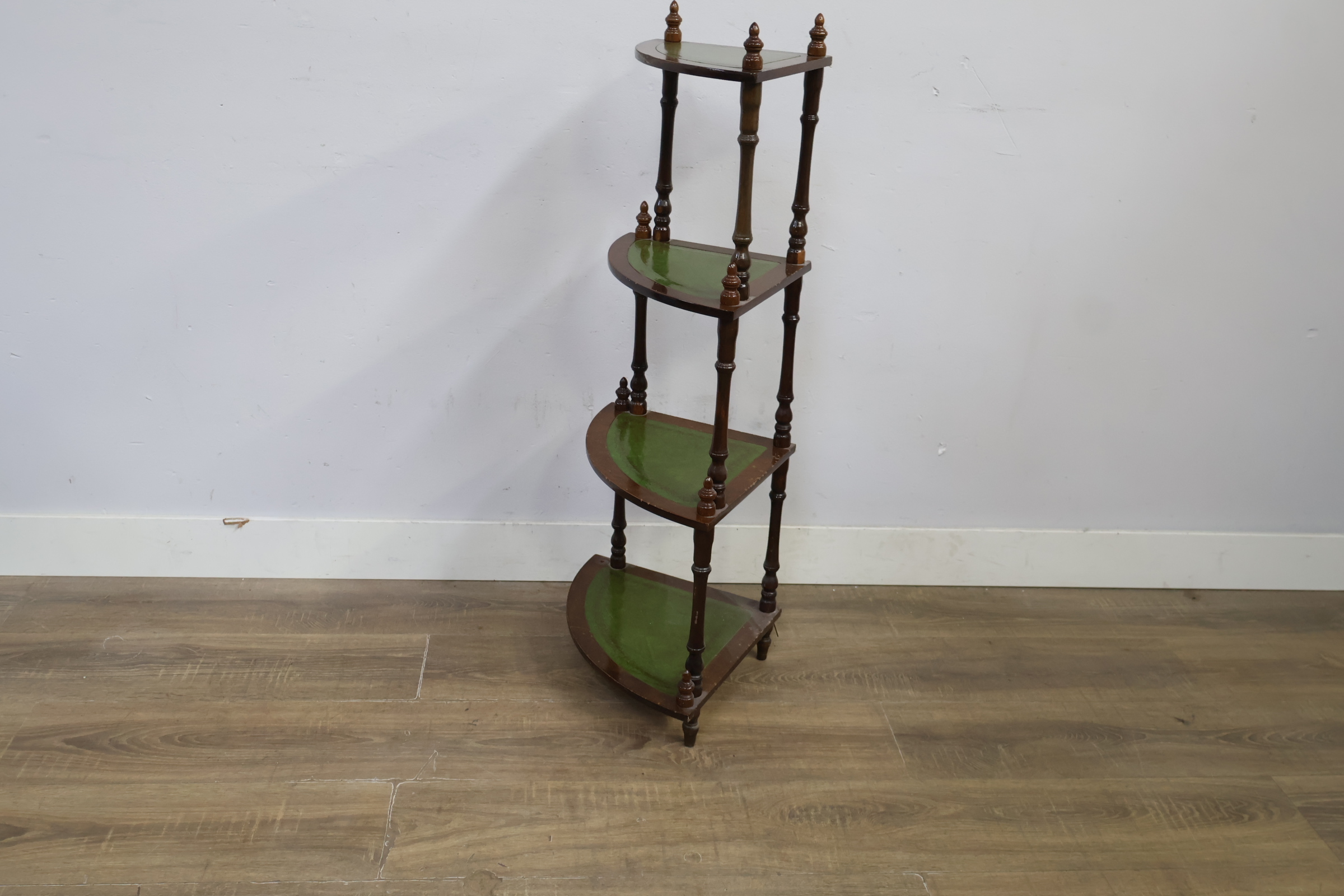 Antieke hoekkast met lederen Inleg – foto 6 – kavel bij GSD Auctions, Zoeterwoude
