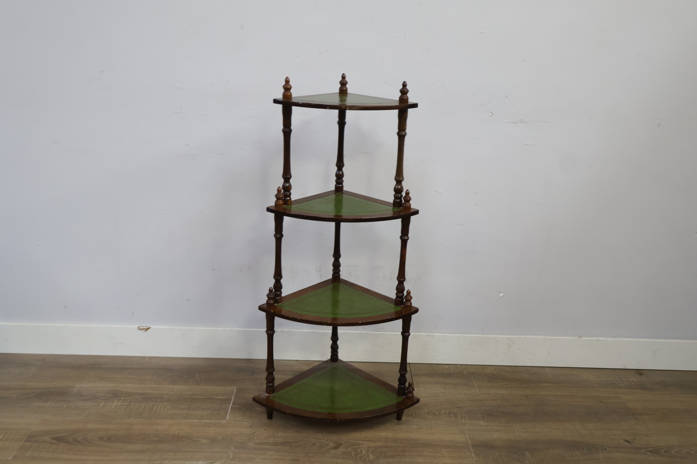Antieke hoekkast met lederen Inleg – foto 7 – kavel bij GSD Auctions, Zoeterwoude