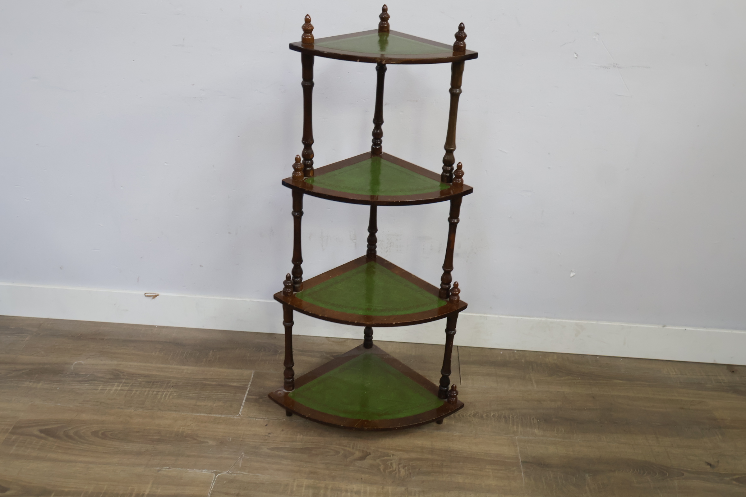 Antieke hoekkast met lederen Inleg – foto 8 – kavel bij GSD Auctions, Zoeterwoude