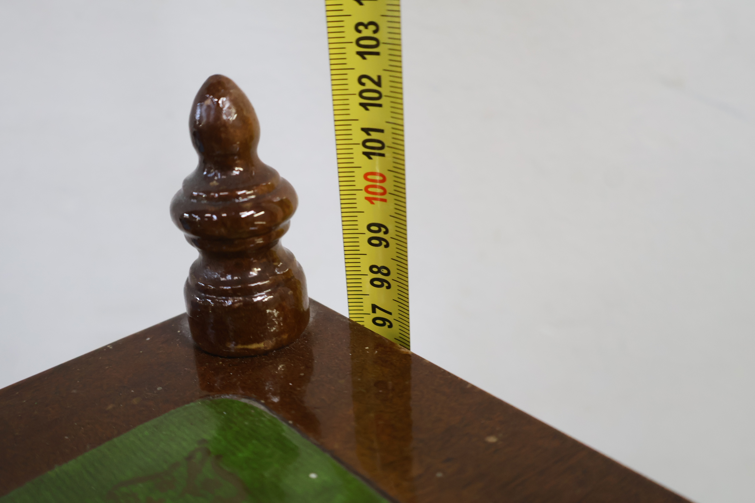 Antieke hoekkast met lederen Inleg – foto 12 – kavel bij GSD Auctions, Zoeterwoude