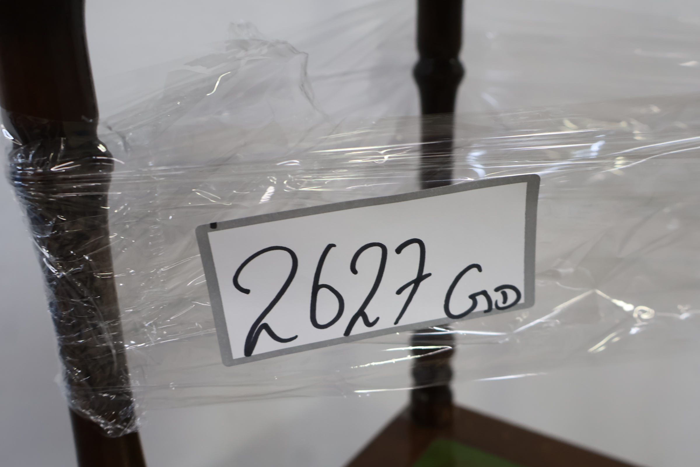 Antieke hoekkast met lederen Inleg – foto 13 – kavel bij GSD Auctions, Zoeterwoude