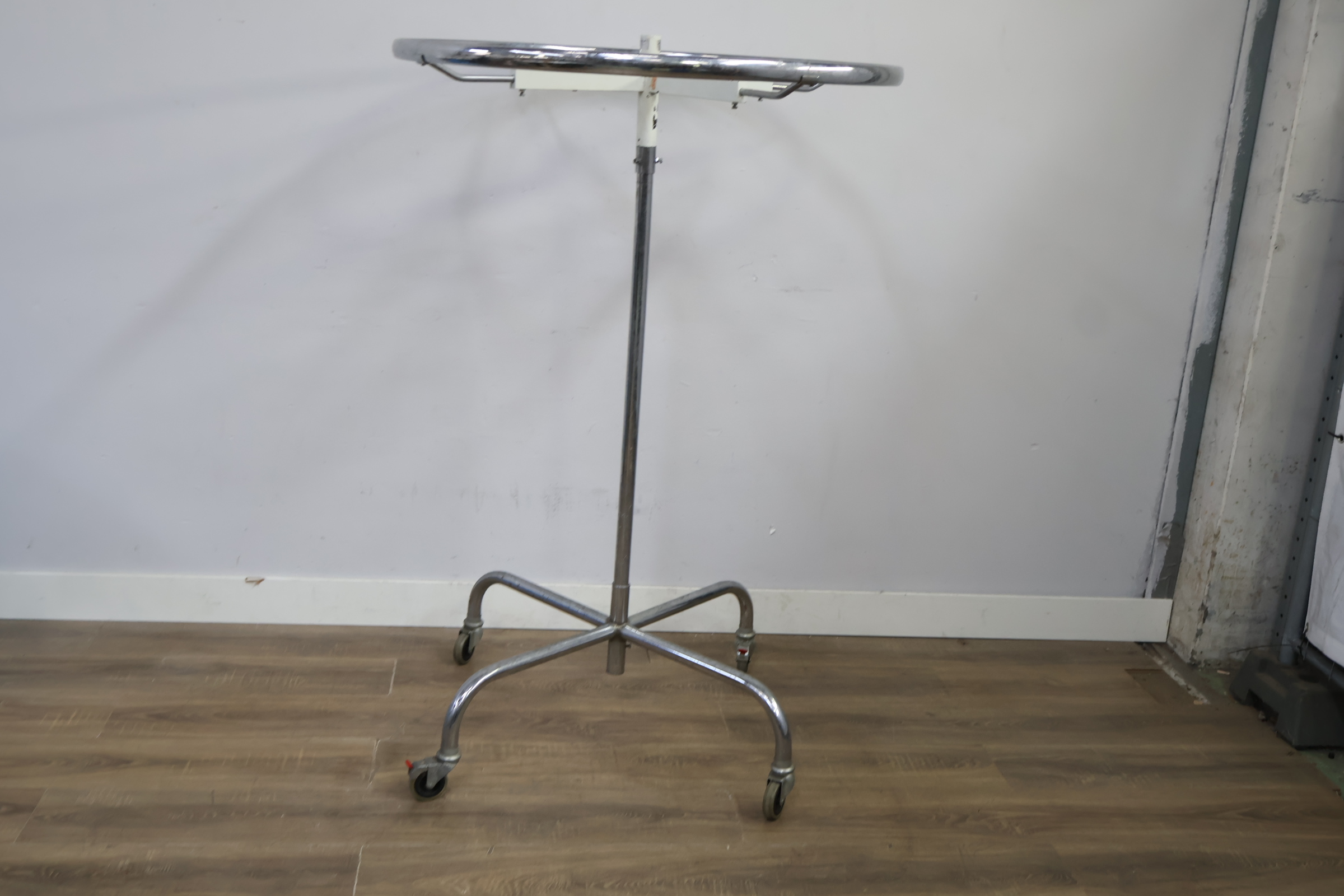 Vintage 'Climax' Metalen Kledingrek – foto 4 – kavel bij GSD Auctions, Zoeterwoude