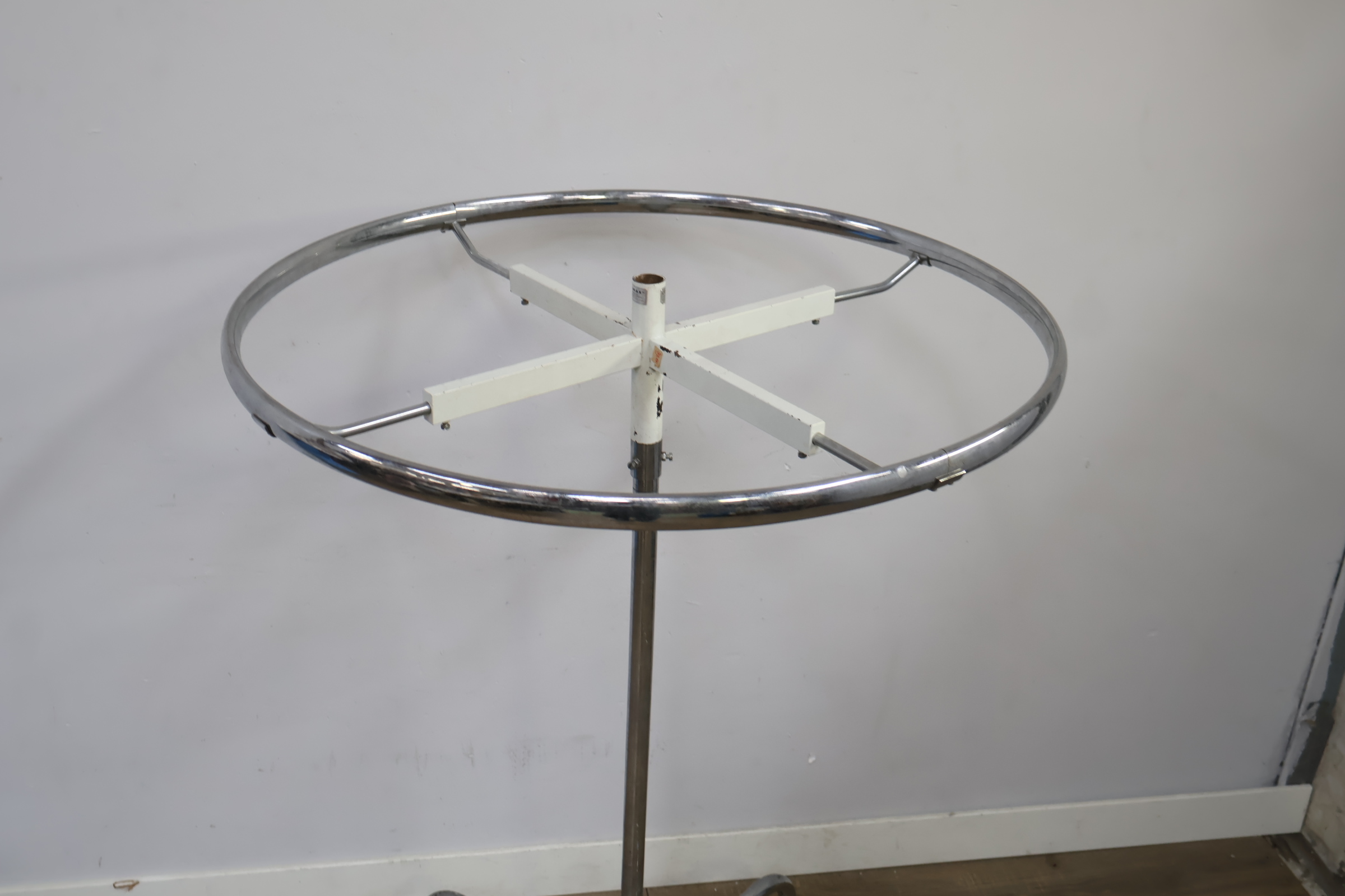 Vintage 'Climax' Metalen Kledingrek – foto 6 – kavel bij GSD Auctions, Zoeterwoude