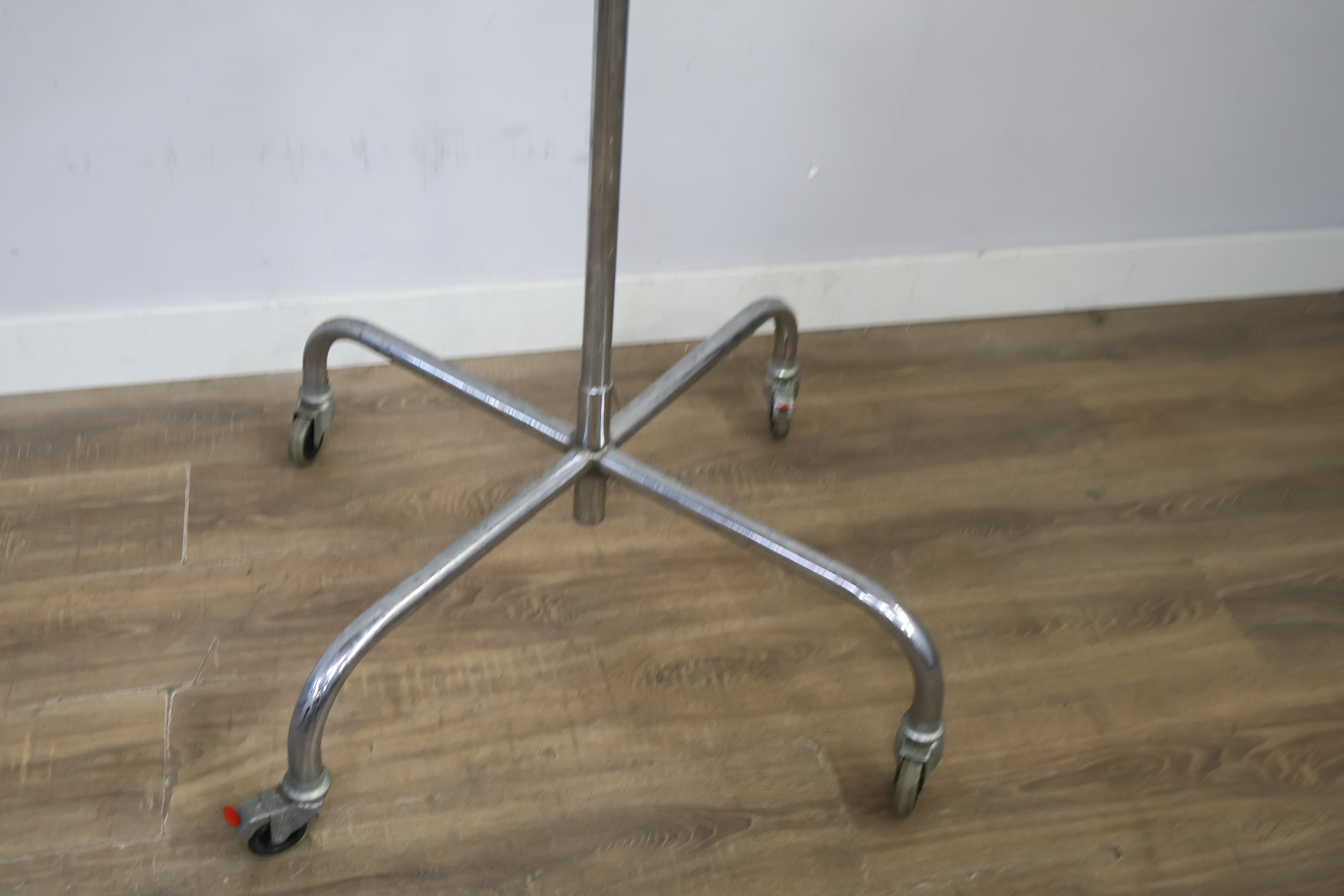 Vintage 'Climax' Metalen Kledingrek – foto 7 – kavel bij GSD Auctions, Zoeterwoude
