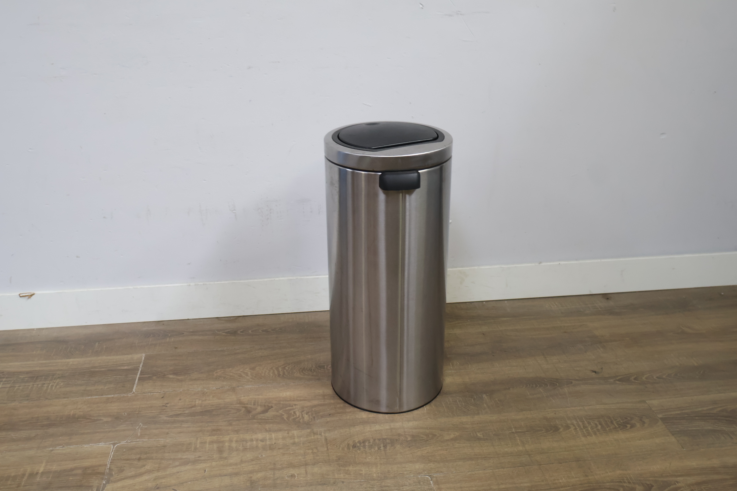 Brabantia Prullenbak met Drukdeksel – foto 3 – kavel bij GSD Auctions, Zoeterwoude