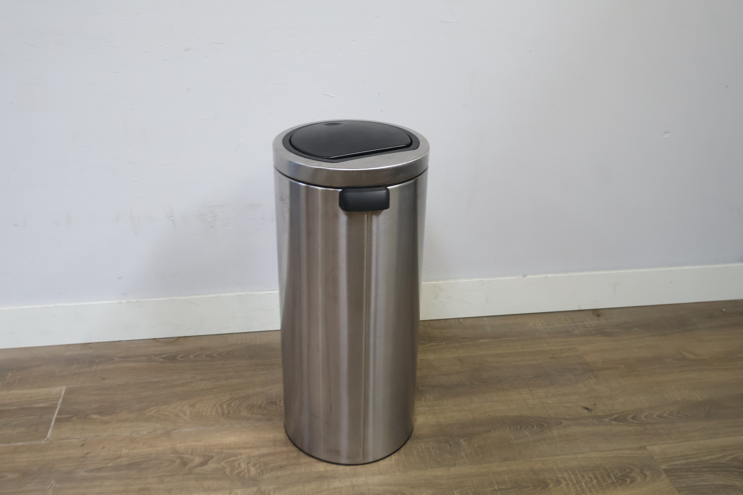 Brabantia Prullenbak met Drukdeksel – foto 4 – kavel bij GSD Auctions, Zoeterwoude