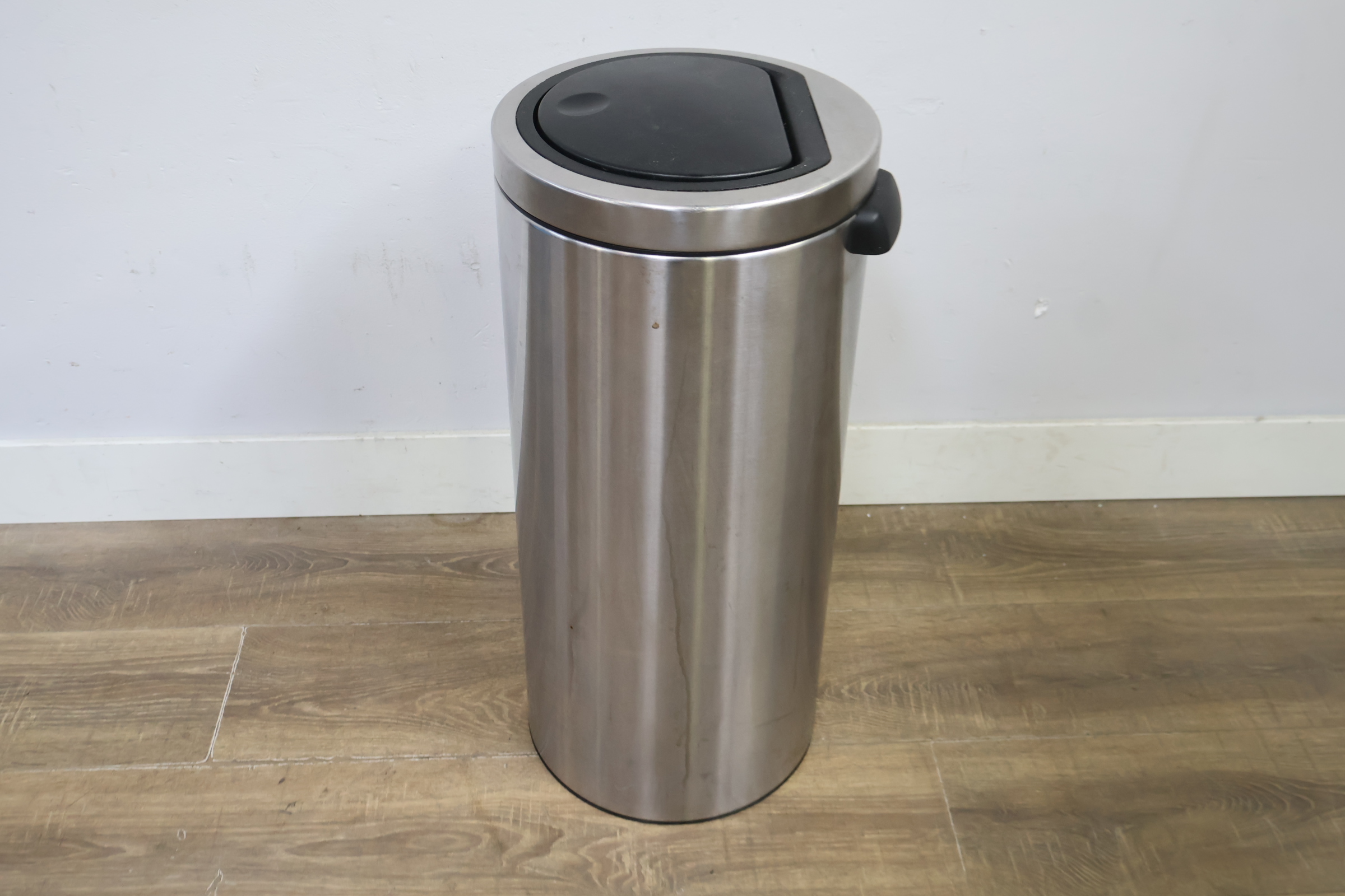 Brabantia Prullenbak met Drukdeksel – foto 6 – kavel bij GSD Auctions, Zoeterwoude