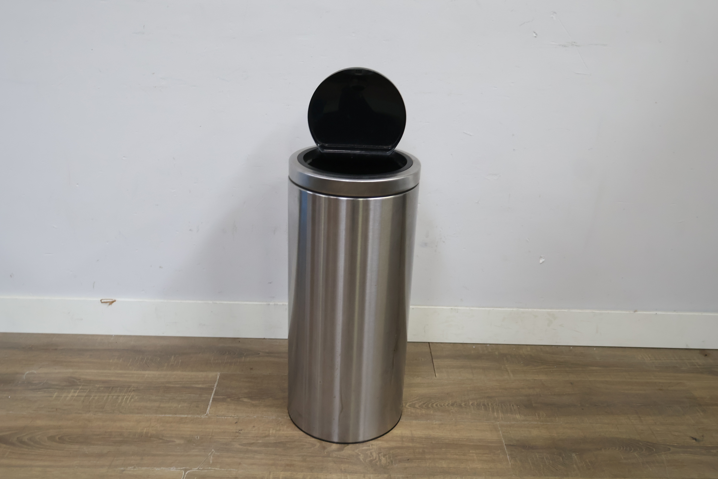 Brabantia Prullenbak met Drukdeksel – foto 7 – kavel bij GSD Auctions, Zoeterwoude
