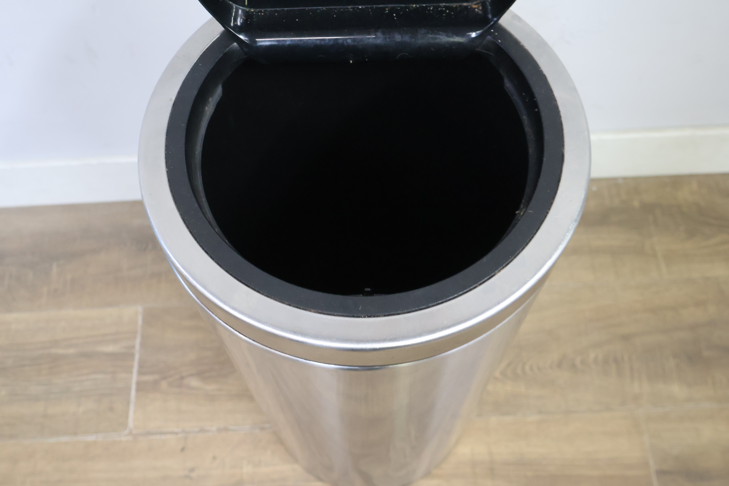 Brabantia Prullenbak met Drukdeksel – foto 9 – kavel bij GSD Auctions, Zoeterwoude