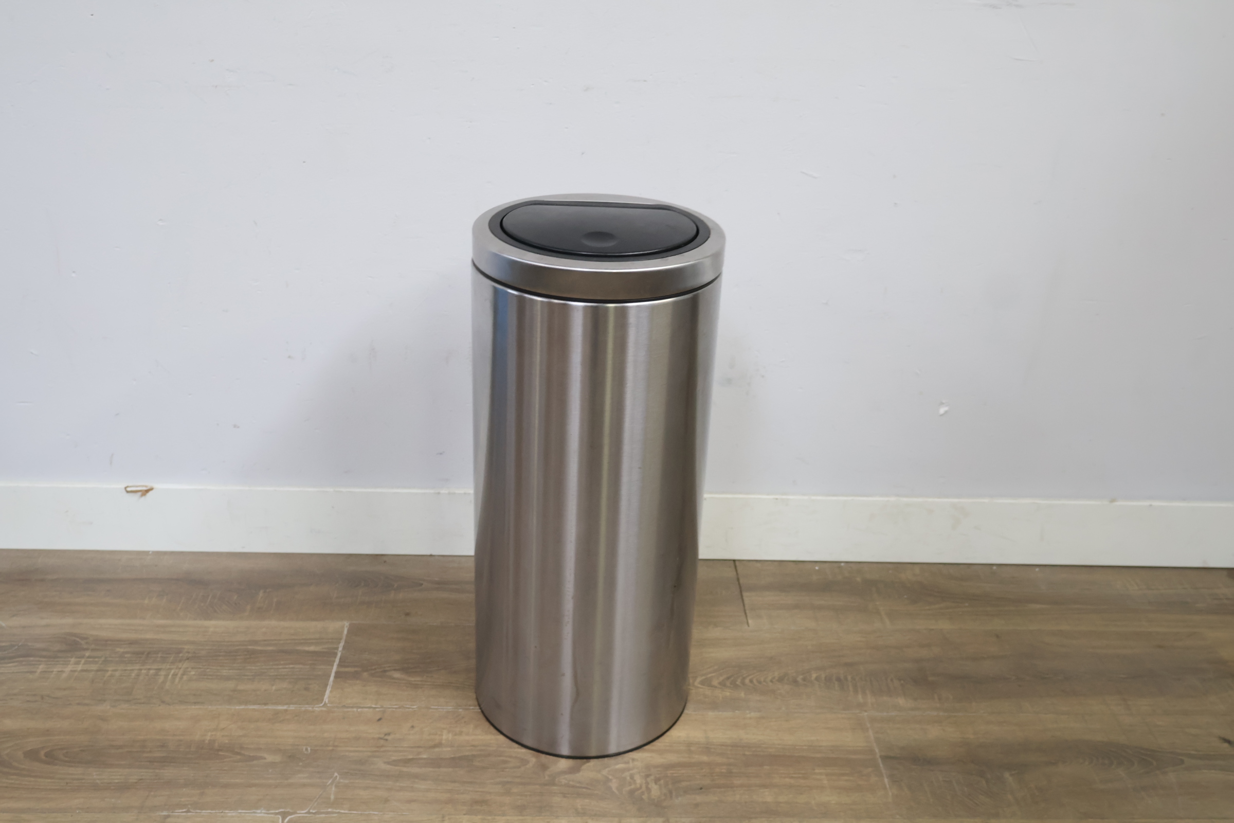 Brabantia Prullenbak met Drukdeksel – foto 10 – kavel bij GSD Auctions, Zoeterwoude