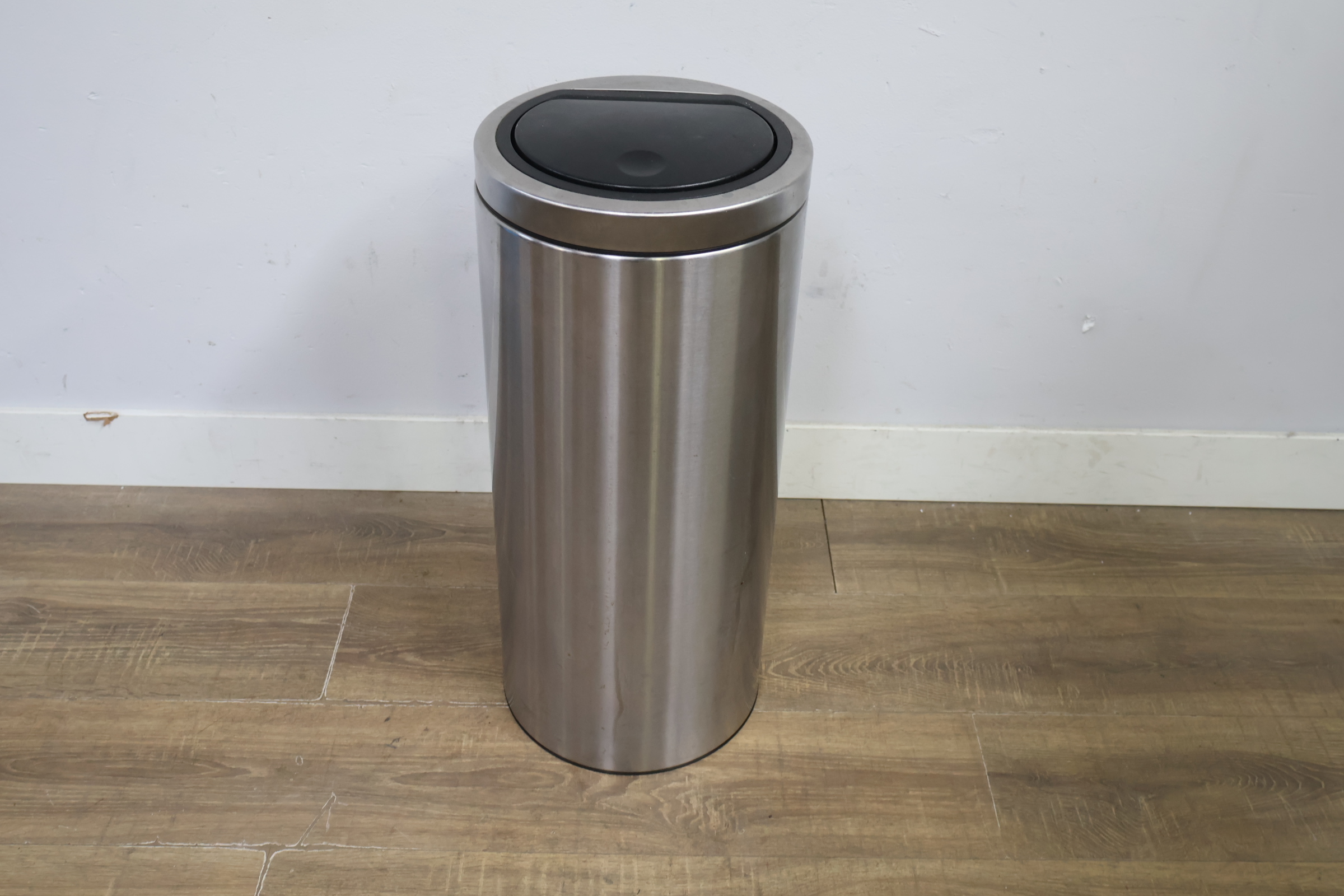 Brabantia Prullenbak met Drukdeksel – foto 11 – kavel bij GSD Auctions, Zoeterwoude
