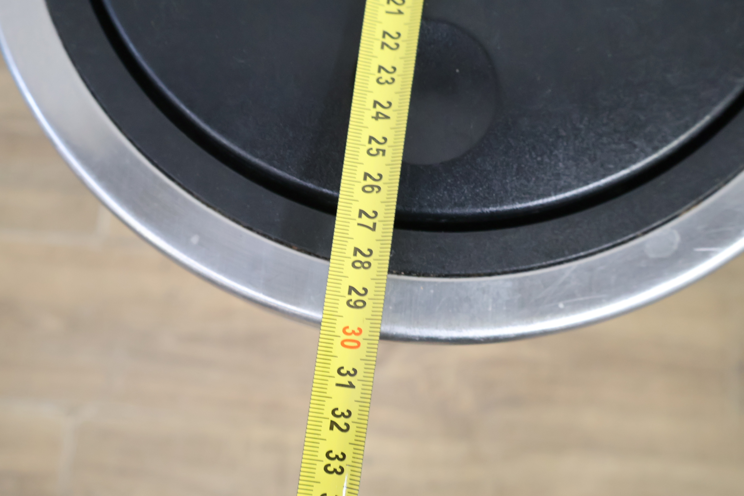 Brabantia Prullenbak met Drukdeksel – foto 12 – kavel bij GSD Auctions, Zoeterwoude
