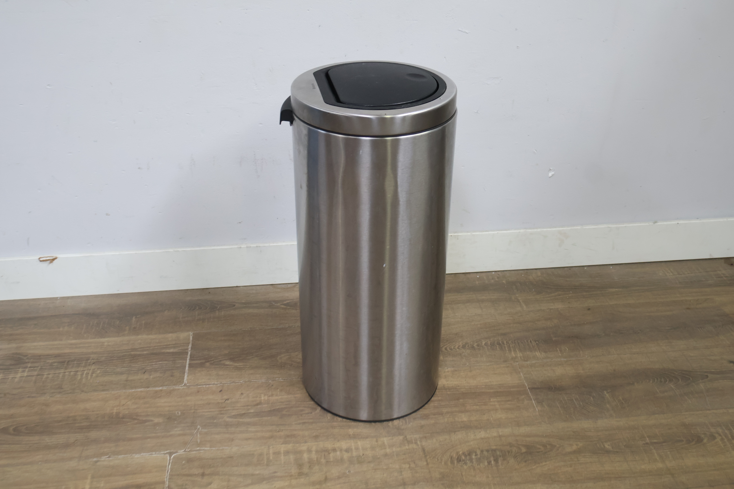 Brabantia RVS prullenbak met push-deksel – foto 4 – kavel bij GSD Auctions, Zoeterwoude