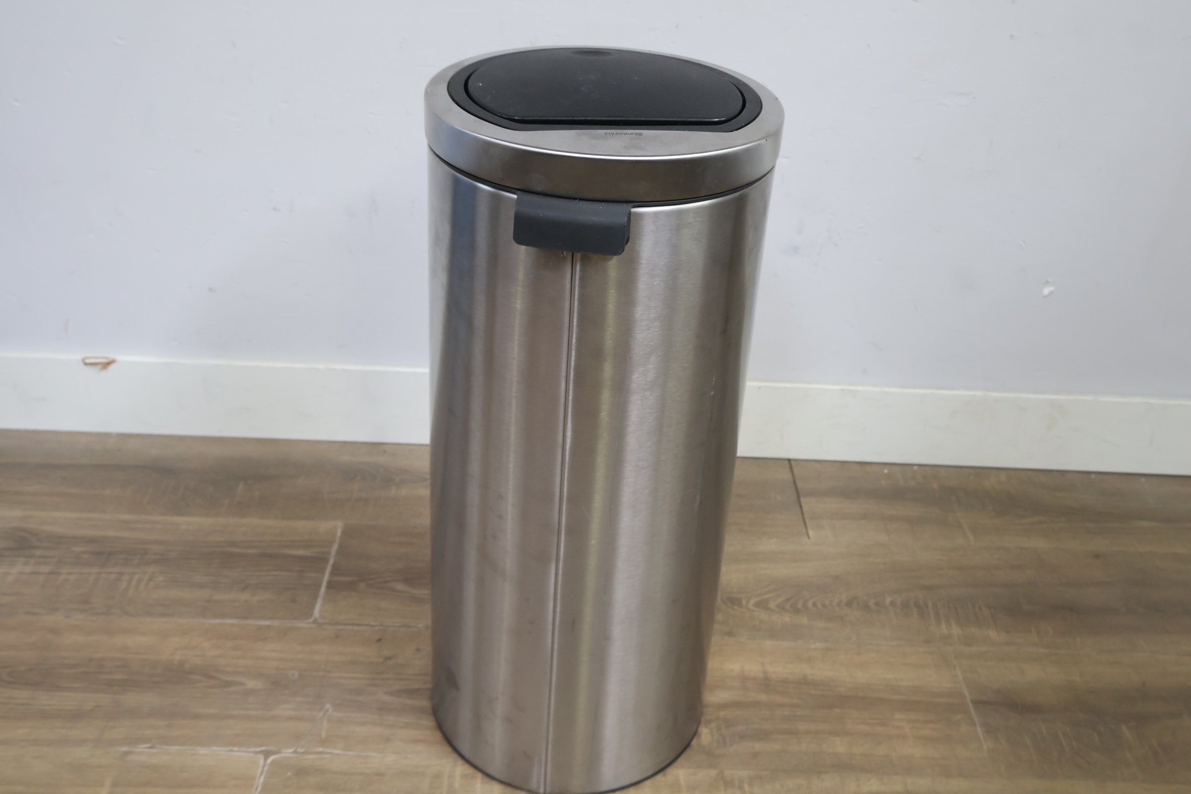 Brabantia RVS prullenbak met push-deksel – foto 5 – kavel bij GSD Auctions, Zoeterwoude