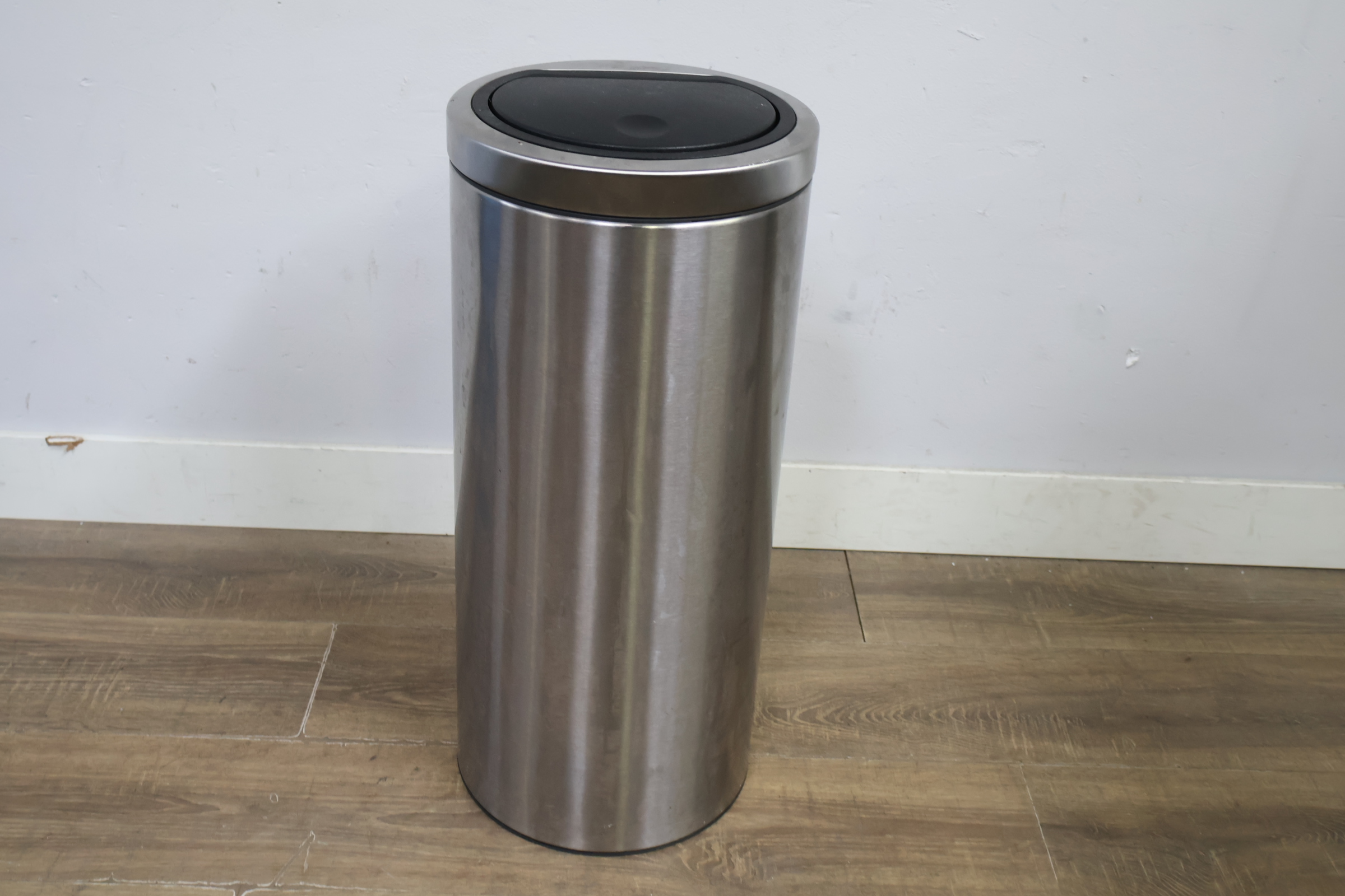 Brabantia RVS prullenbak met push-deksel – foto 10 – kavel bij GSD Auctions, Zoeterwoude