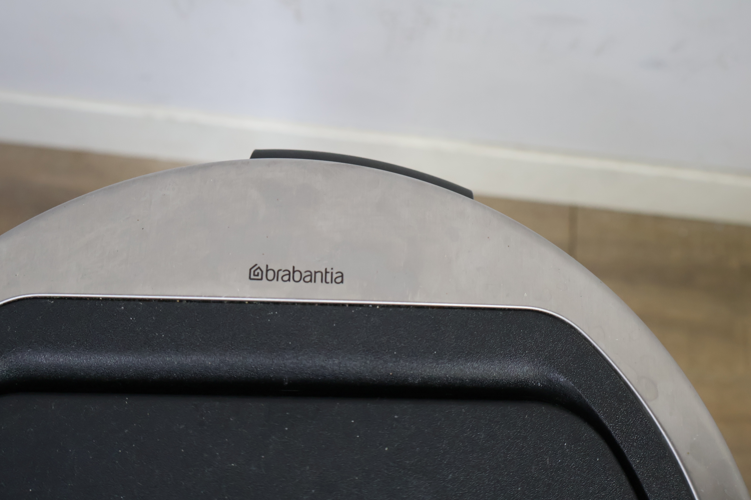 Brabantia RVS prullenbak met push-deksel – foto 11 – kavel bij GSD Auctions, Zoeterwoude