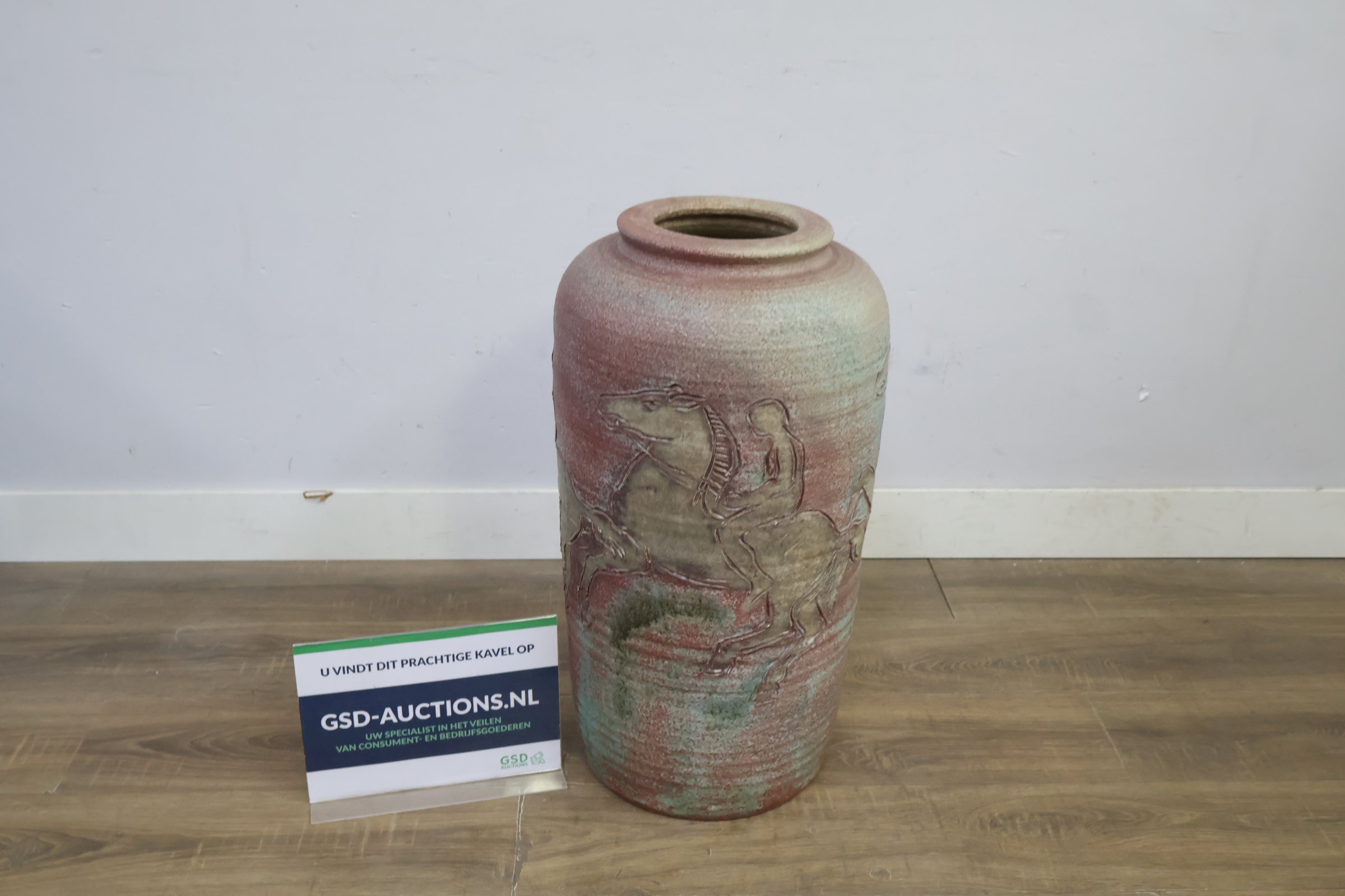 Decoratieve grote vaas met ruiter reliëf - 70 cm – foto 2 – kavel bij GSD Auctions, Zoeterwoude
