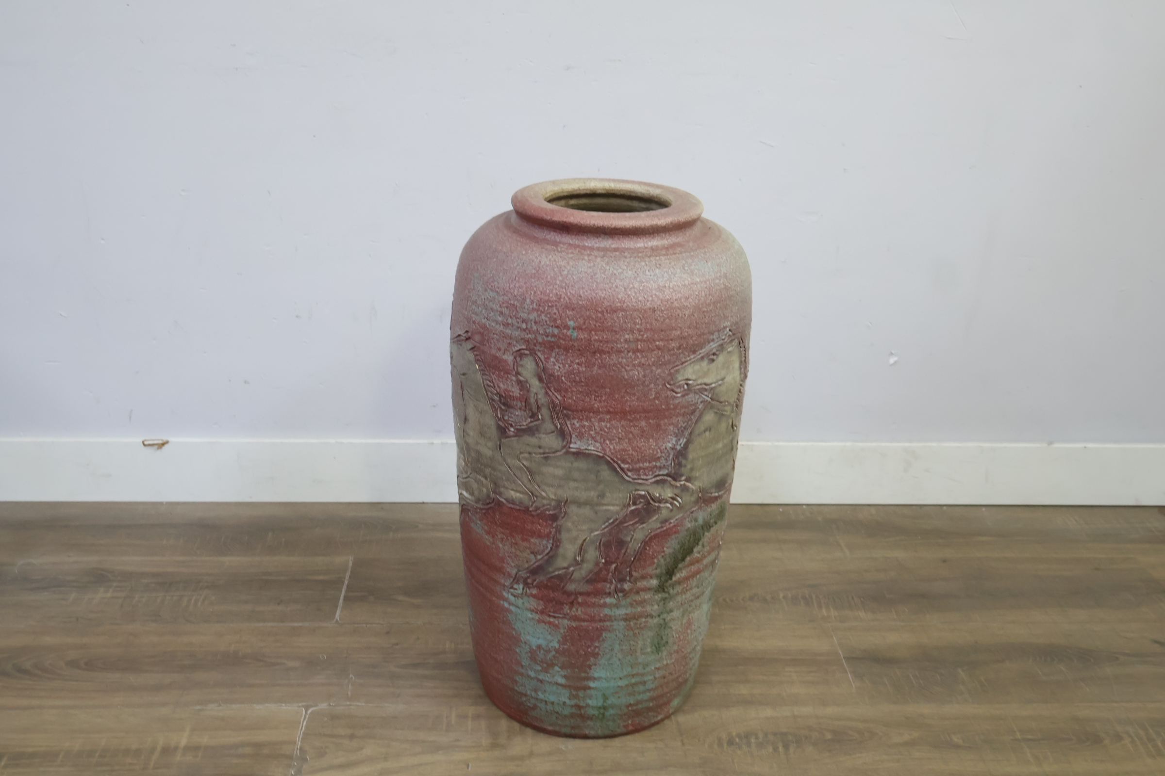 Decoratieve grote vaas met ruiter reliëf - 70 cm – foto 3 – kavel bij GSD Auctions, Zoeterwoude