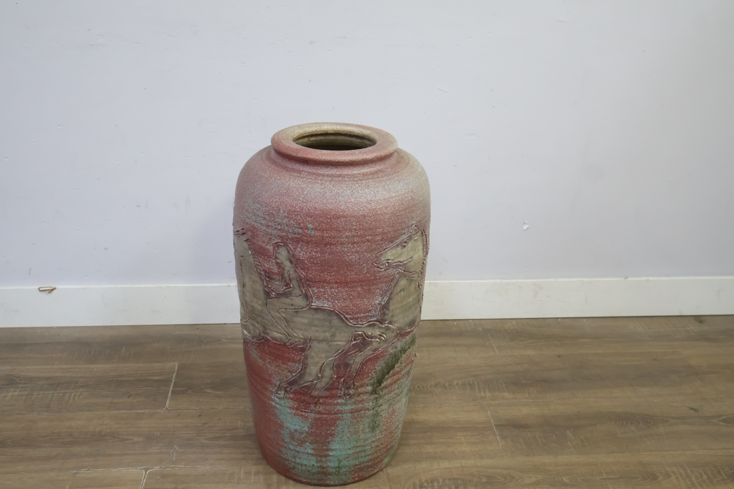 Decoratieve grote vaas met ruiter reliëf - 70 cm – foto 4 – kavel bij GSD Auctions, Zoeterwoude