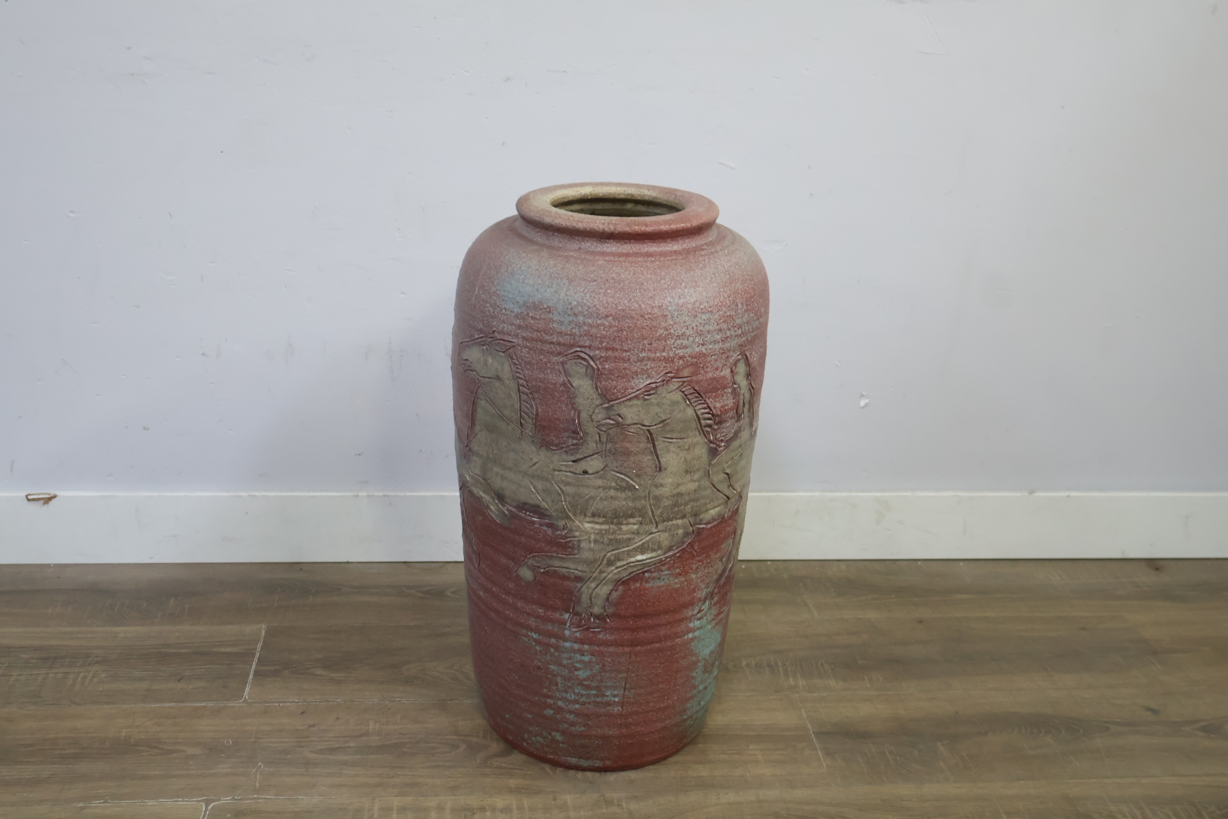 Decoratieve grote vaas met ruiter reliëf - 70 cm – foto 5 – kavel bij GSD Auctions, Zoeterwoude