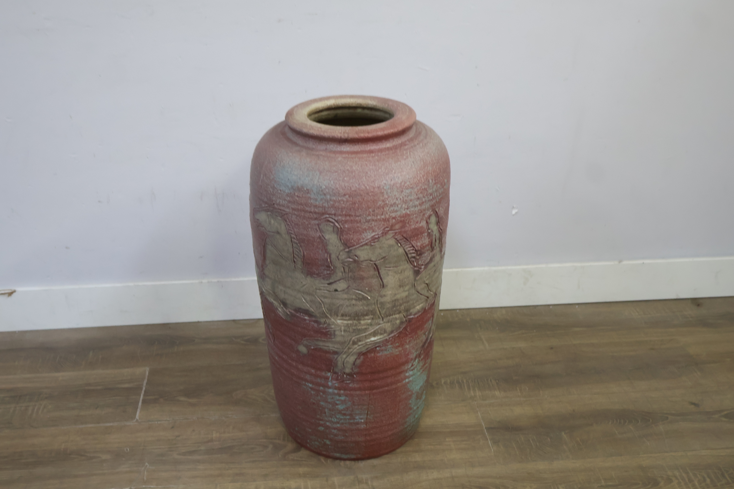 Decoratieve grote vaas met ruiter reliëf - 70 cm – foto 6 – kavel bij GSD Auctions, Zoeterwoude