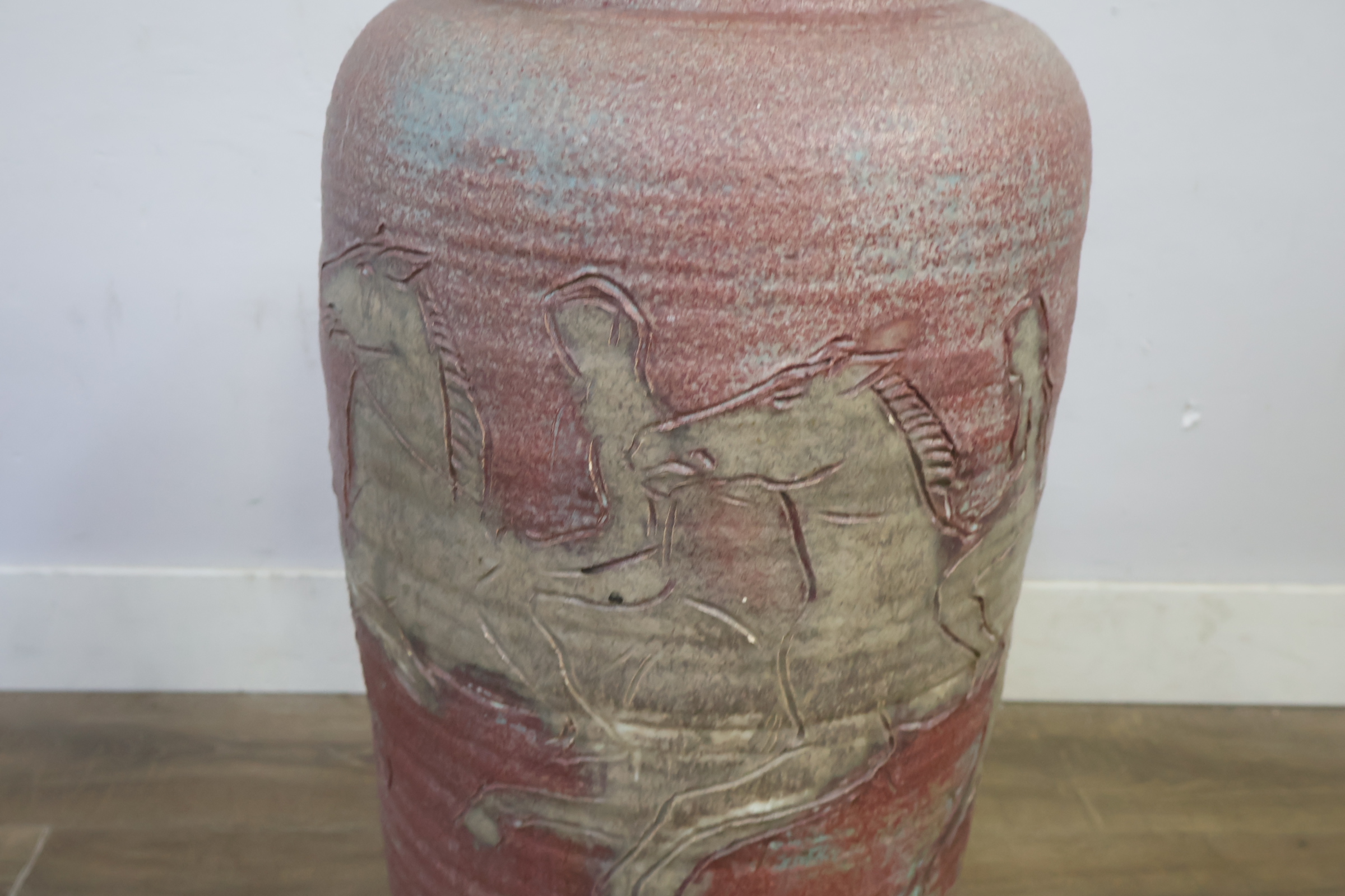 Decoratieve grote vaas met ruiter reliëf - 70 cm – foto 7 – kavel bij GSD Auctions, Zoeterwoude