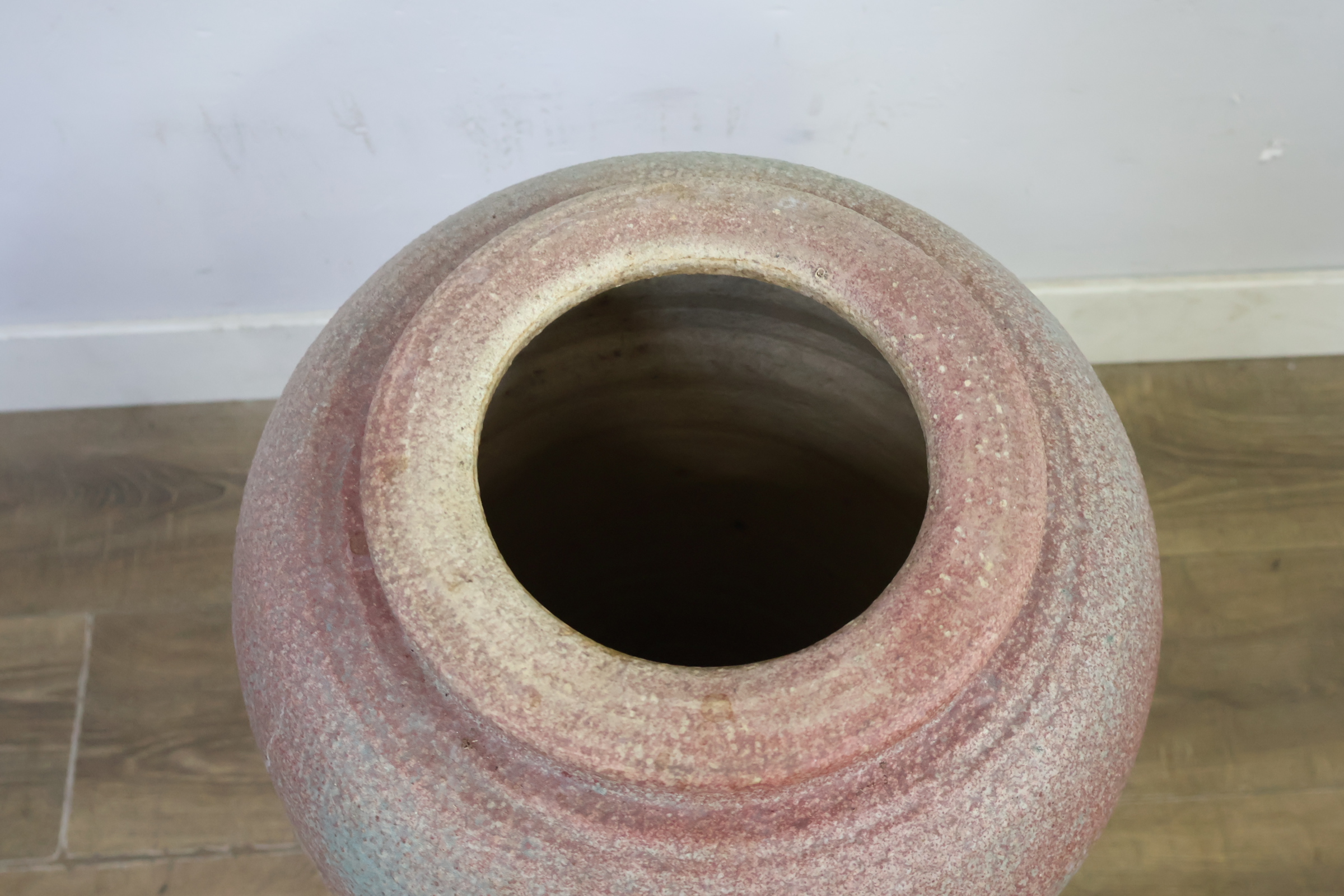 Decoratieve grote vaas met ruiter reliëf - 70 cm – foto 8 – kavel bij GSD Auctions, Zoeterwoude