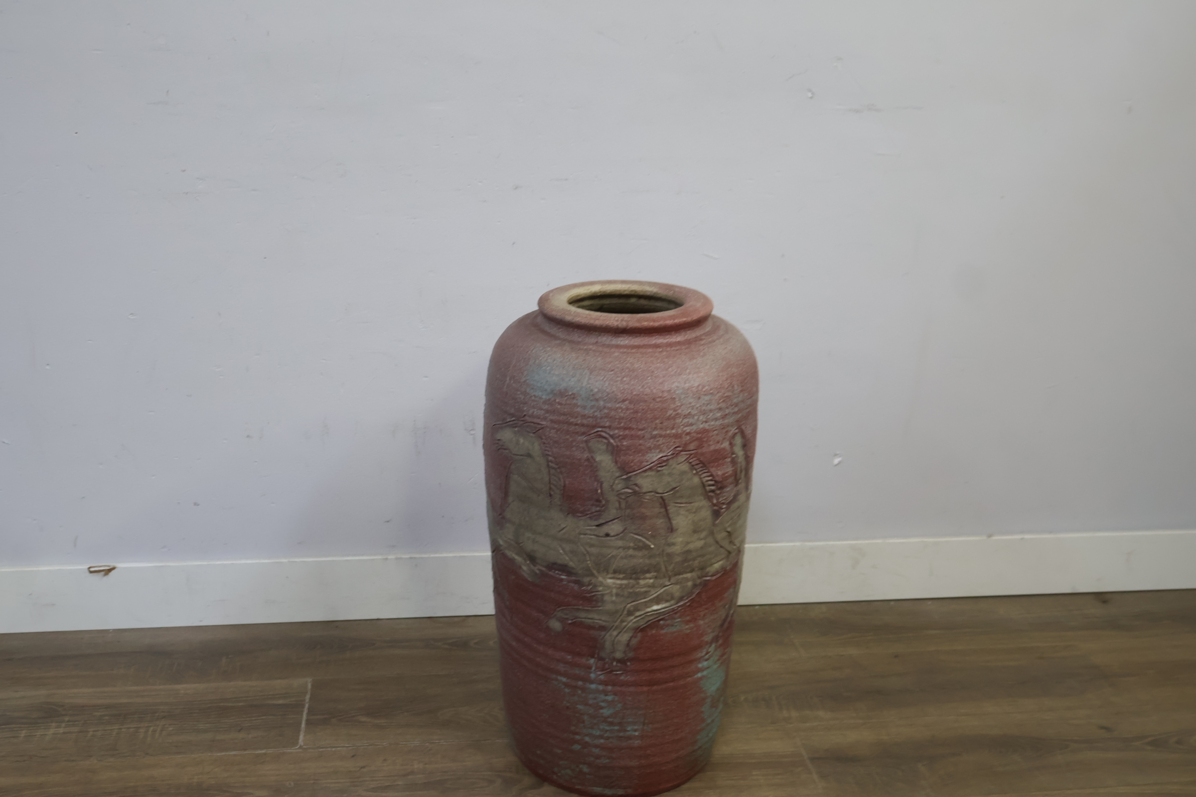 Decoratieve grote vaas met ruiter reliëf - 70 cm – foto 9 – kavel bij GSD Auctions, Zoeterwoude
