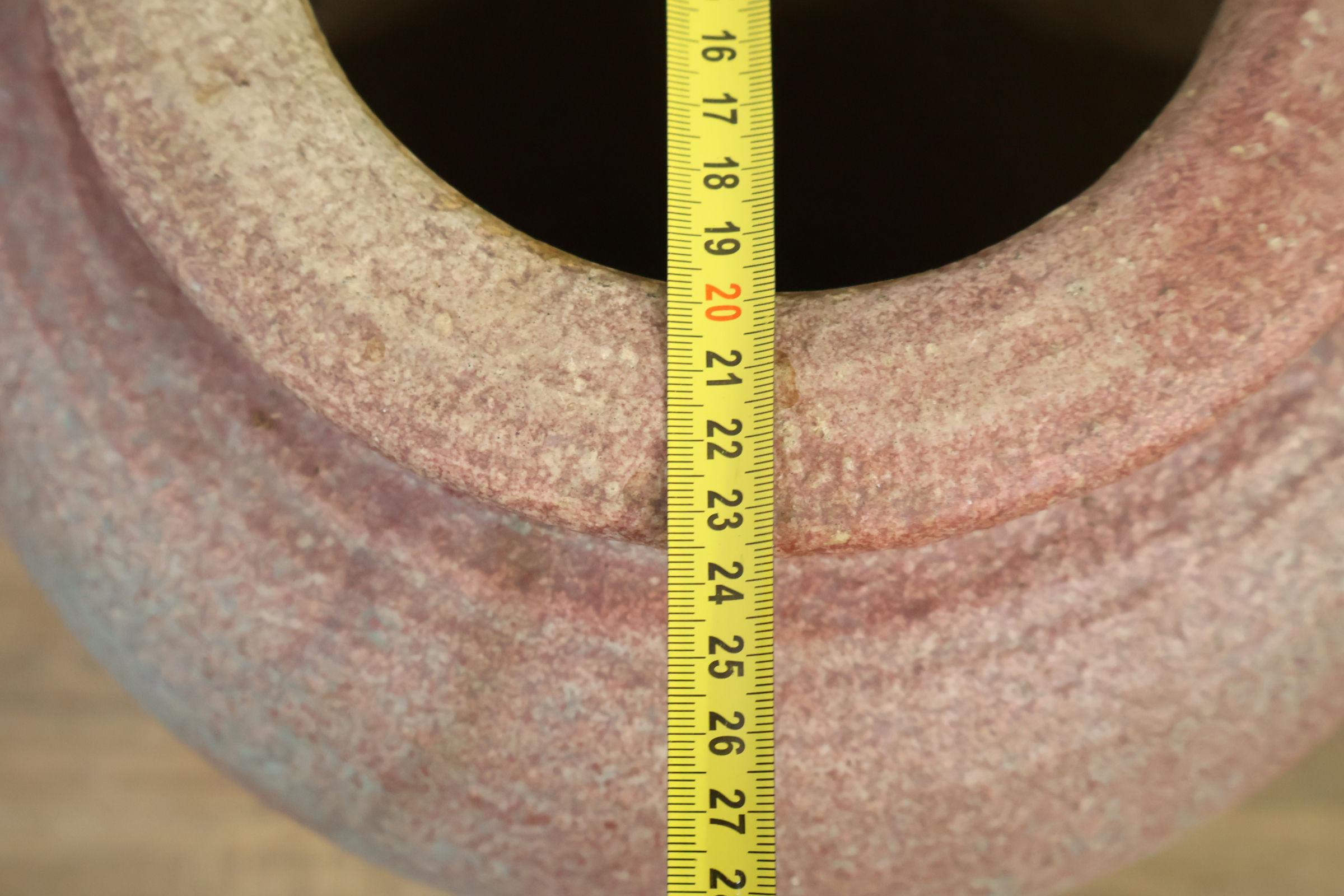 Decoratieve grote vaas met ruiter reliëf - 70 cm – foto 10 – kavel bij GSD Auctions, Zoeterwoude