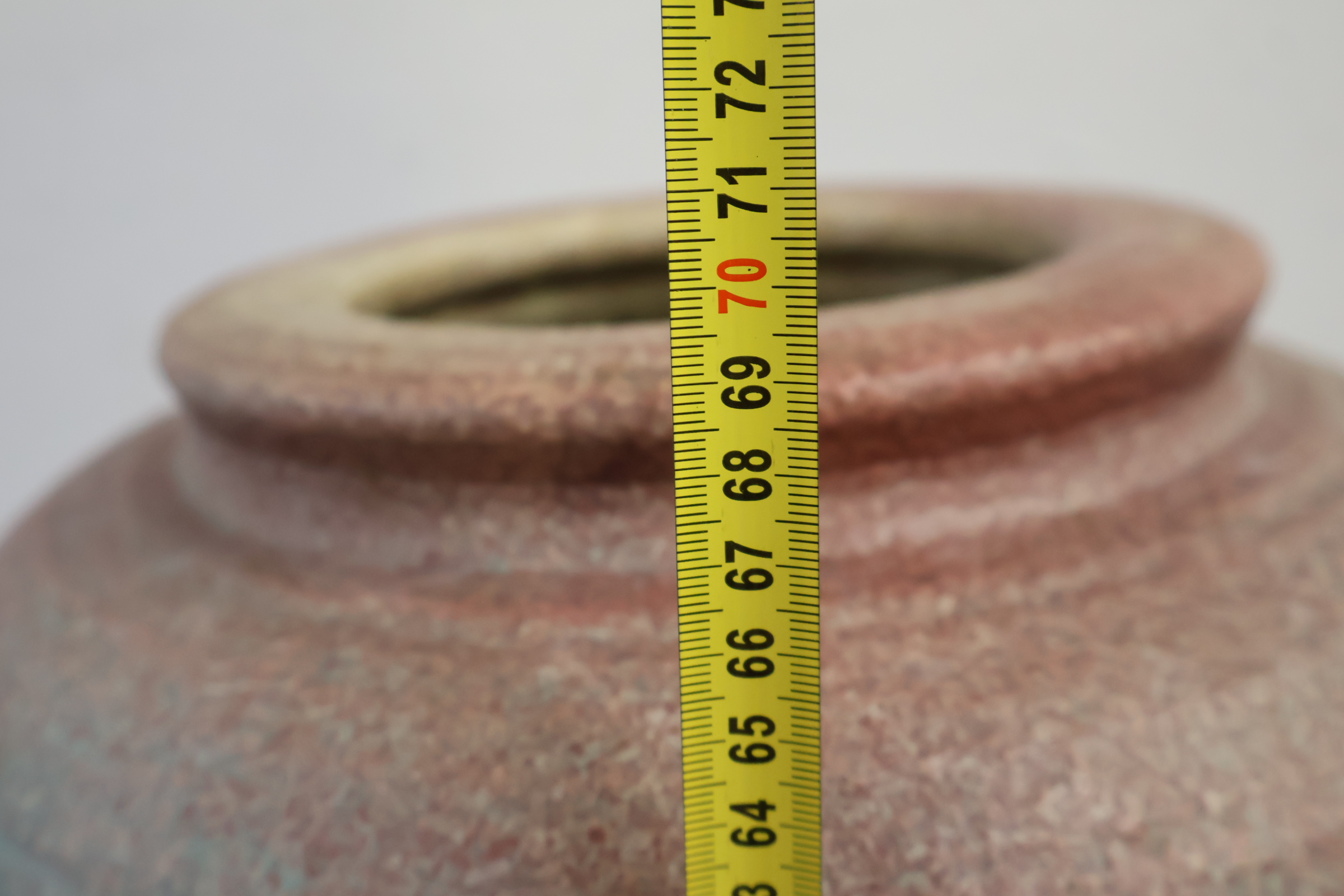 Decoratieve grote vaas met ruiter reliëf - 70 cm – foto 13 – kavel bij GSD Auctions, Zoeterwoude