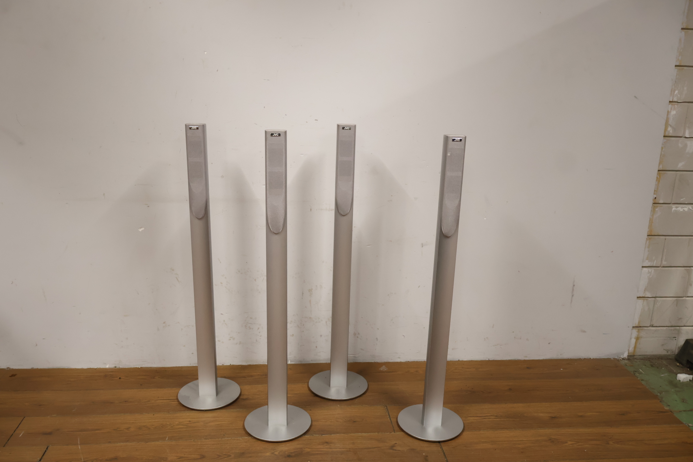 Set van 4 JVC luidsprekerzuilen - Speakers – foto 9 – kavel bij GSD Auctions, Zoeterwoude