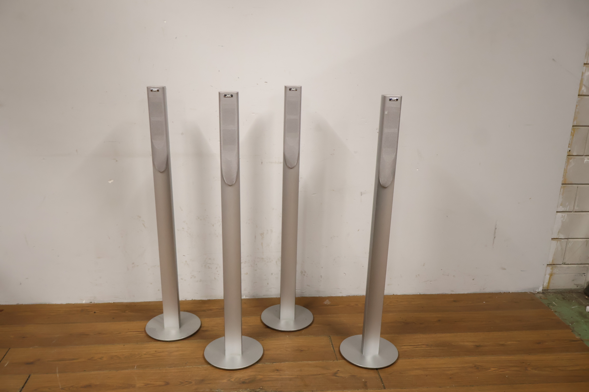 Set van 4 JVC luidsprekerzuilen - Speakers – foto 10 – kavel bij GSD Auctions, Zoeterwoude