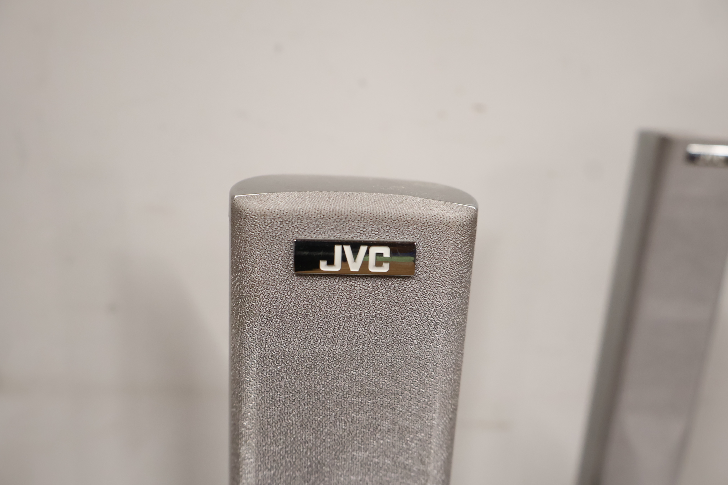 Set van 4 JVC luidsprekerzuilen - Speakers – foto 11 – kavel bij GSD Auctions, Zoeterwoude